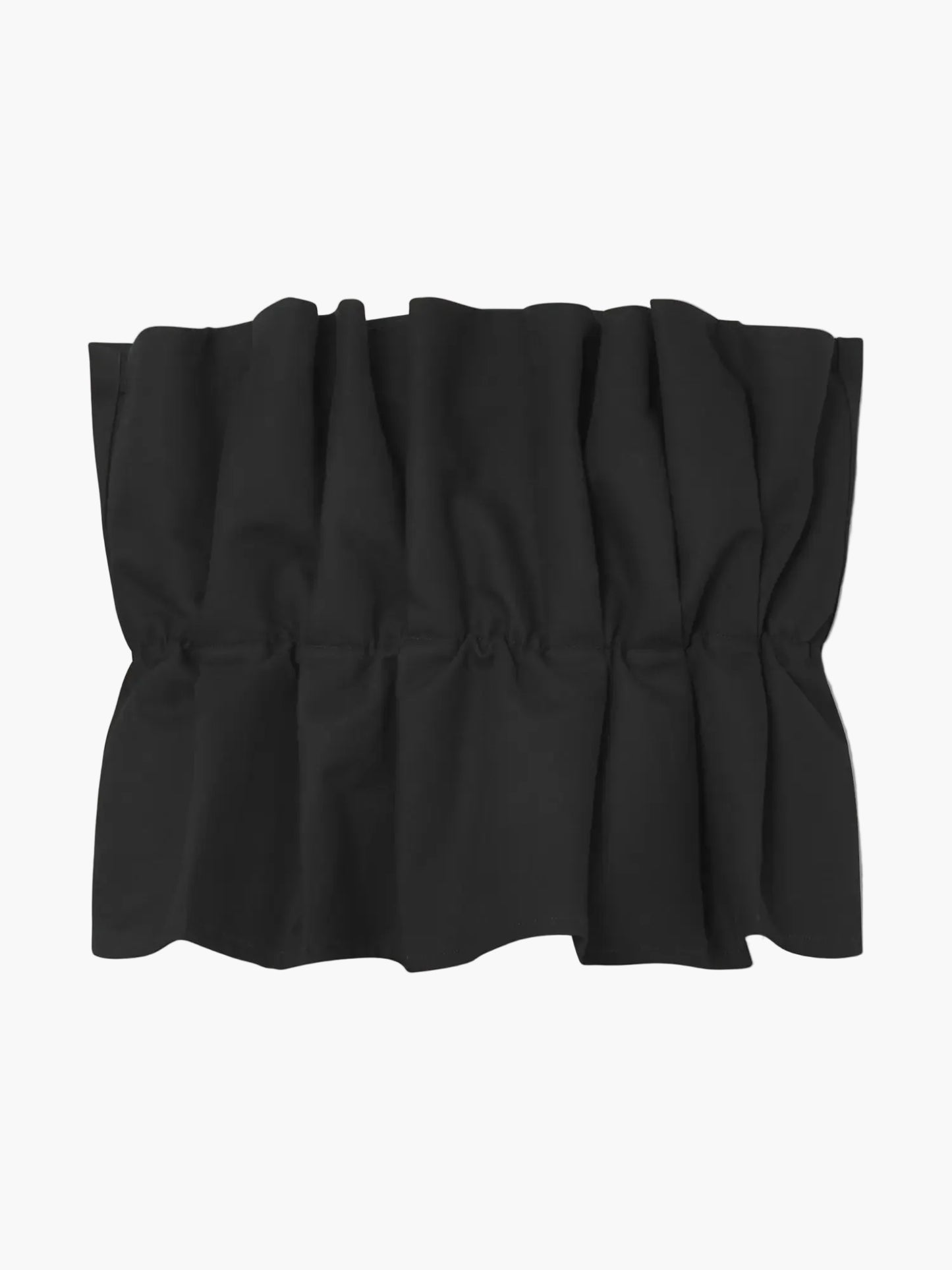 Das Pleat Top Black ist ein weites, schulterfreies Oberteil in Schwarz mit gerafftem, gerüschtem Faltenoptik-Design mit horizontalen Falten und gewelltem Saum. Der Stoff ist weich und hat einen leicht strukturierten Griff.