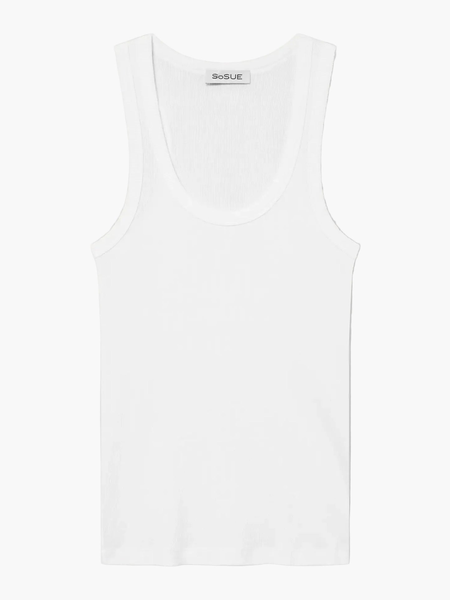 Das Tank Top White ist ein schlichtes, weißes, geripptes Damen-Tank mit Rundhalsausschnitt, hergestellt aus weichem Micromodal. Das Etikett am Innenkragen ist weiß und trägt die Aufschrift soSUE.