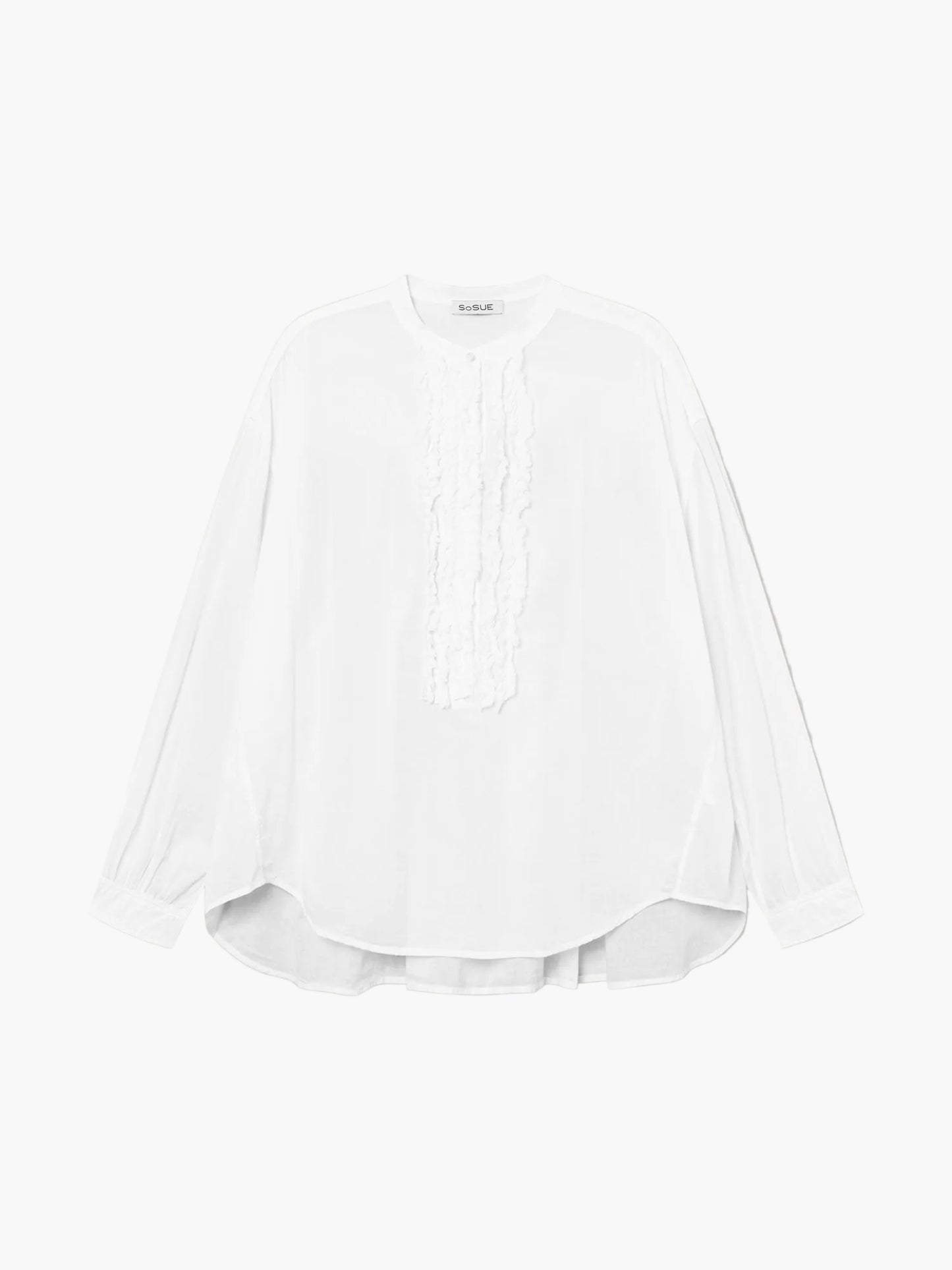 Die Bluse Bruna White hat lange Ärmel, einen Rundhalsausschnitt, eine lockere Passform und Rüschen auf der Vorderseite. Sie ist auf einem schlichten weißen Hintergrund zu sehen.