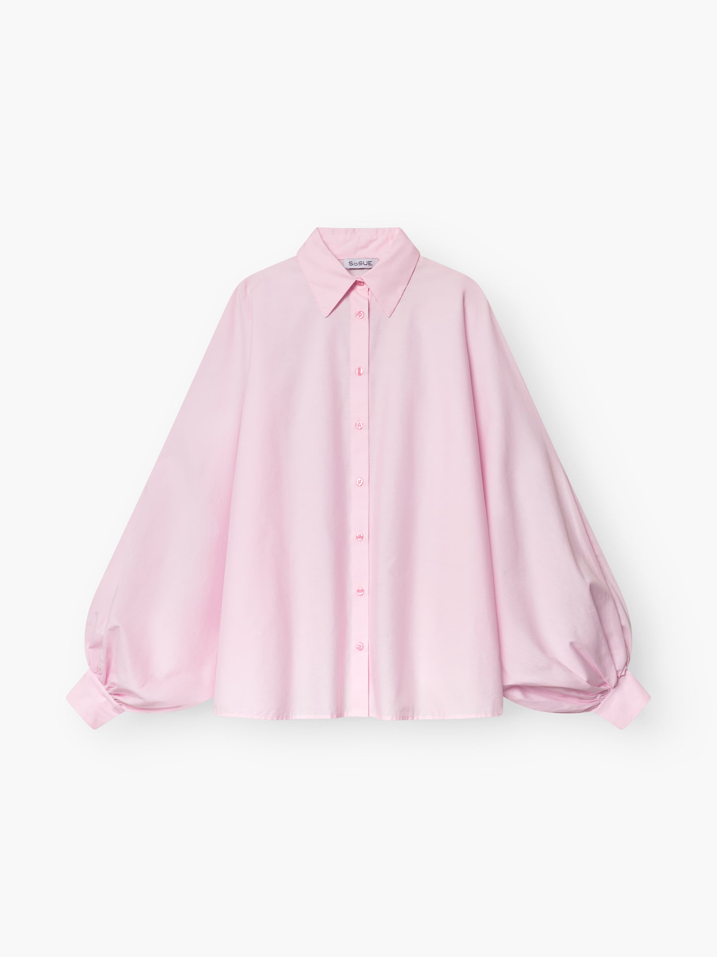 Die Bluse Antonia Slim rosa ist eine hellrosa Baumwollbluse mit langen, übergroßen Puffärmeln und einem klassischen Kragen. Diese stilvolle Fledermausbluse für Damen ist auf weißem Hintergrund abgebildet.