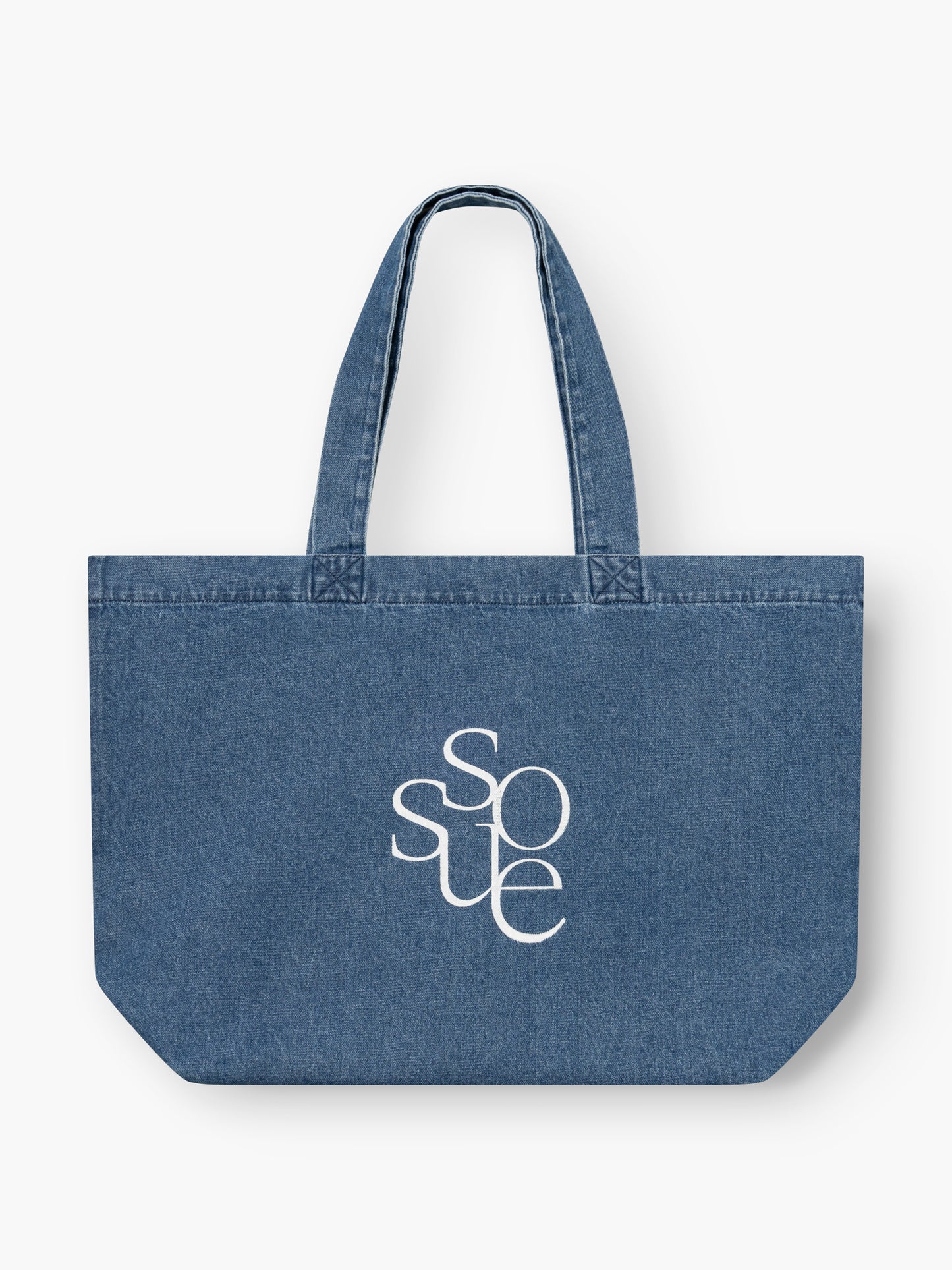 Der SOSUE Shopper Denim ist eine blaue Denim-Tasche mit zwei Henkeln und dem Schriftzug SOSUE" in weißen, stilisierten Buchstaben auf der Vorderseite - perfekt, um die Dinge des Alltags stilvoll zu transportieren.