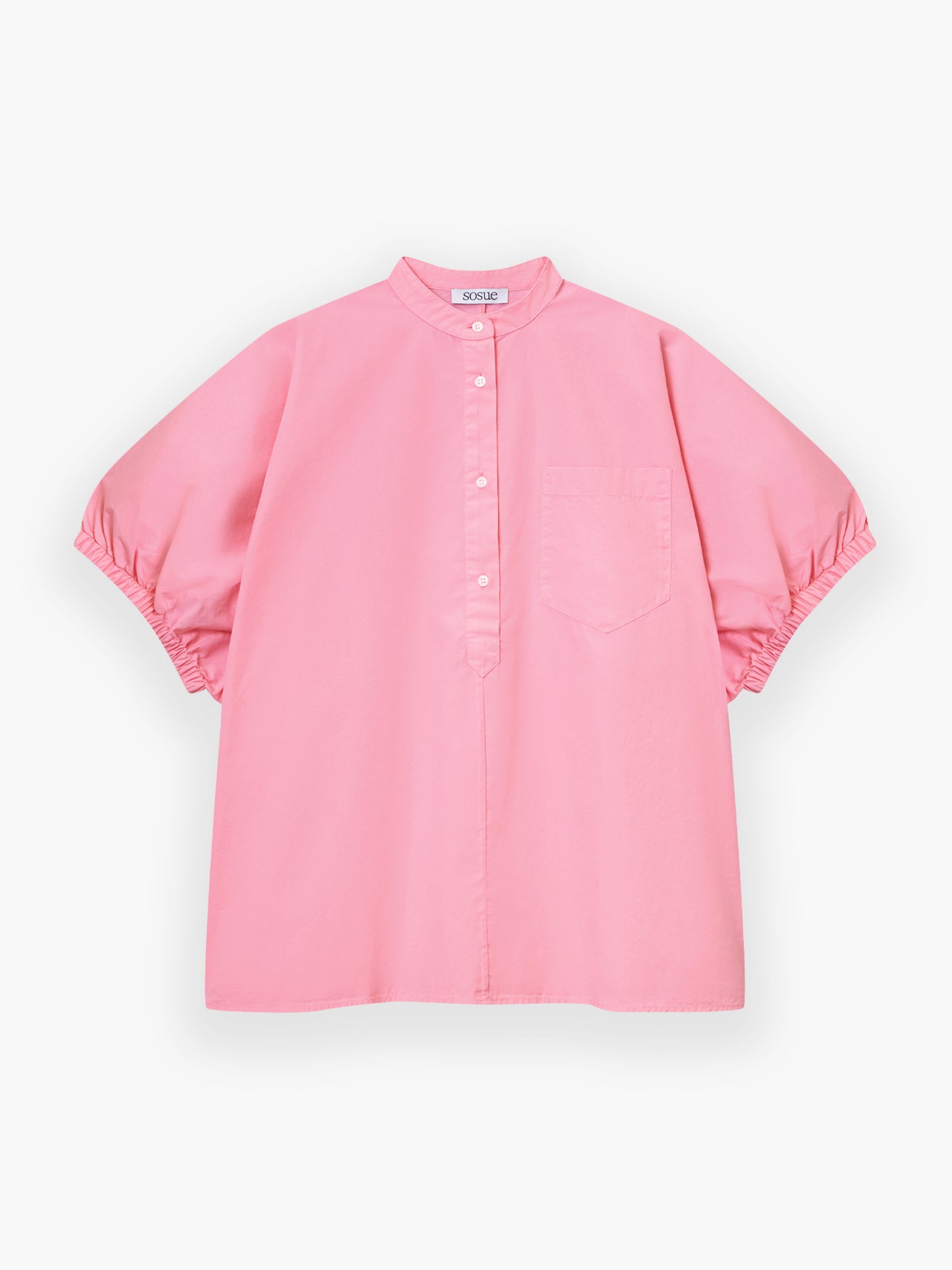 Die Cowboy Button Cotton Pink ist eine locker sitzende, kurzärmelige rosa Bluse mit Mandarinenkragen, Teilknopfleiste, Brusttasche und gerafften, elastischen Ärmeln.