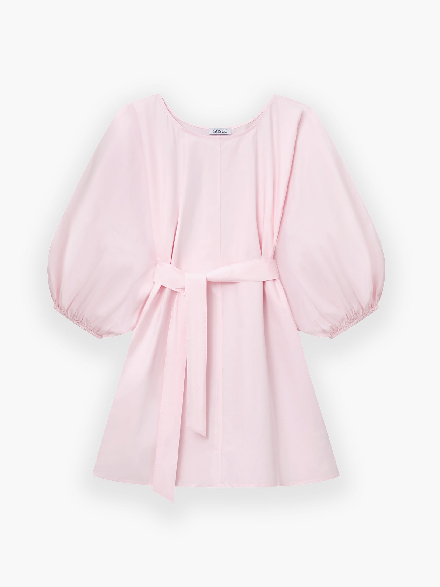 Das Powder Dress Antonia Rose ist ein hellrosa, knielanges Kleid mit weiten Puffärmeln, rundem Halsausschnitt und passendem Stoffgürtel in der Taille, abgebildet auf einem schlichten weißen Hintergrund.