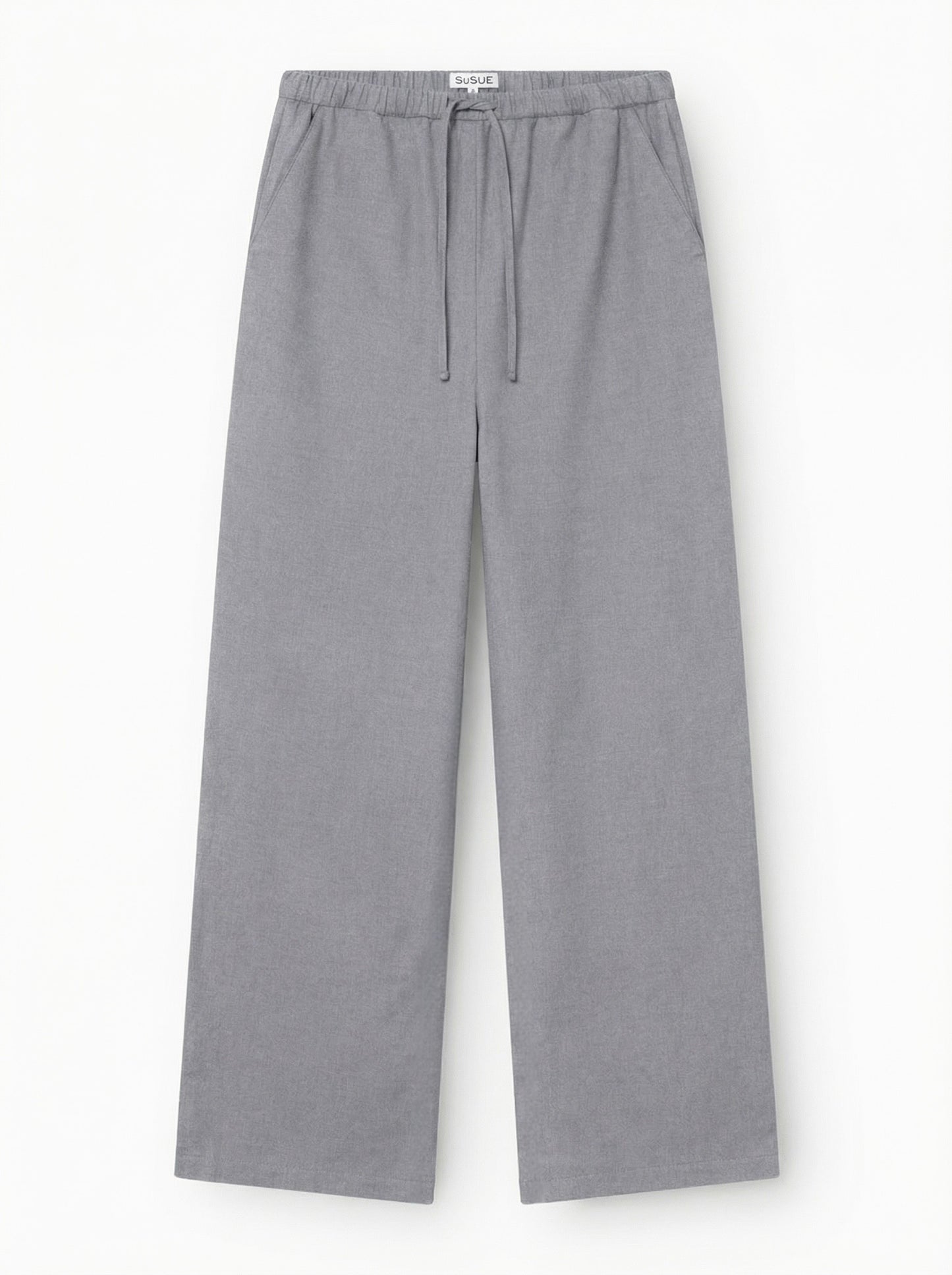 Die Hose Flanell Grey ist eine hellgraue, weit geschnittene Damenhose mit elastischem Bund, Kordelzug und Seitentaschen - ideal für Streetstyle Schlupfhosen Damen Winteroutfits.