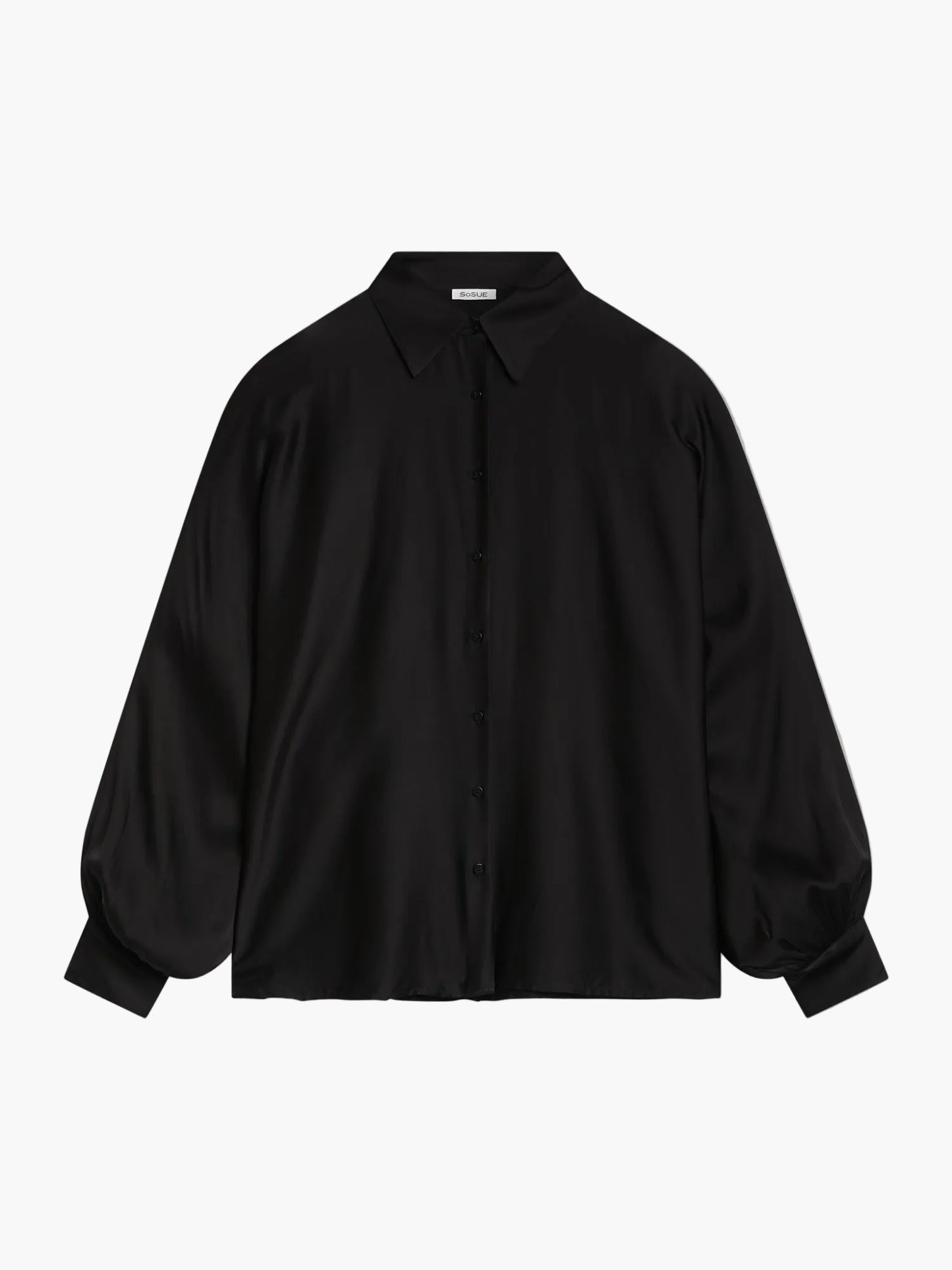 Die Bluse Antonia Black ist eine übergroße Damenbluse mit langen Ärmeln, klassischem Kragen und lockerer Passform, die stilvoll auf hellem Hintergrund präsentiert wird.