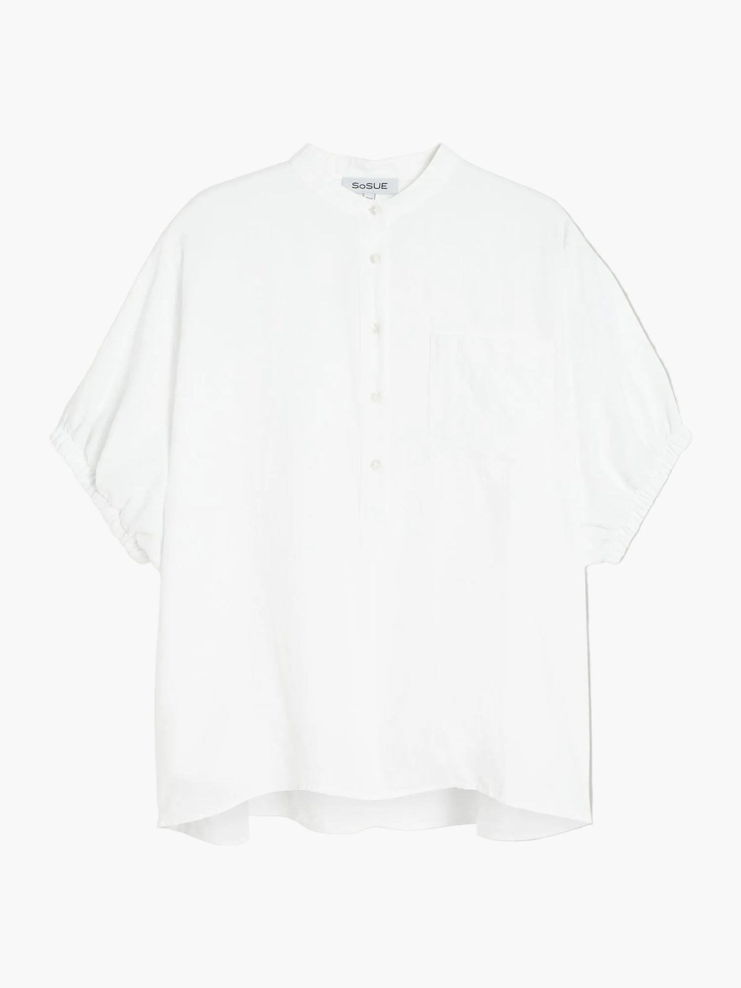 Das Cowboy Button Cotton White ist ein locker sitzendes, kurzärmeliges Hemd in Weiß mit Mandarinenkragen, Teilknopfleiste, Brusttasche und leicht geschwungenem Saum. Es wird auf einem einfarbig weißen Hintergrund gezeigt.