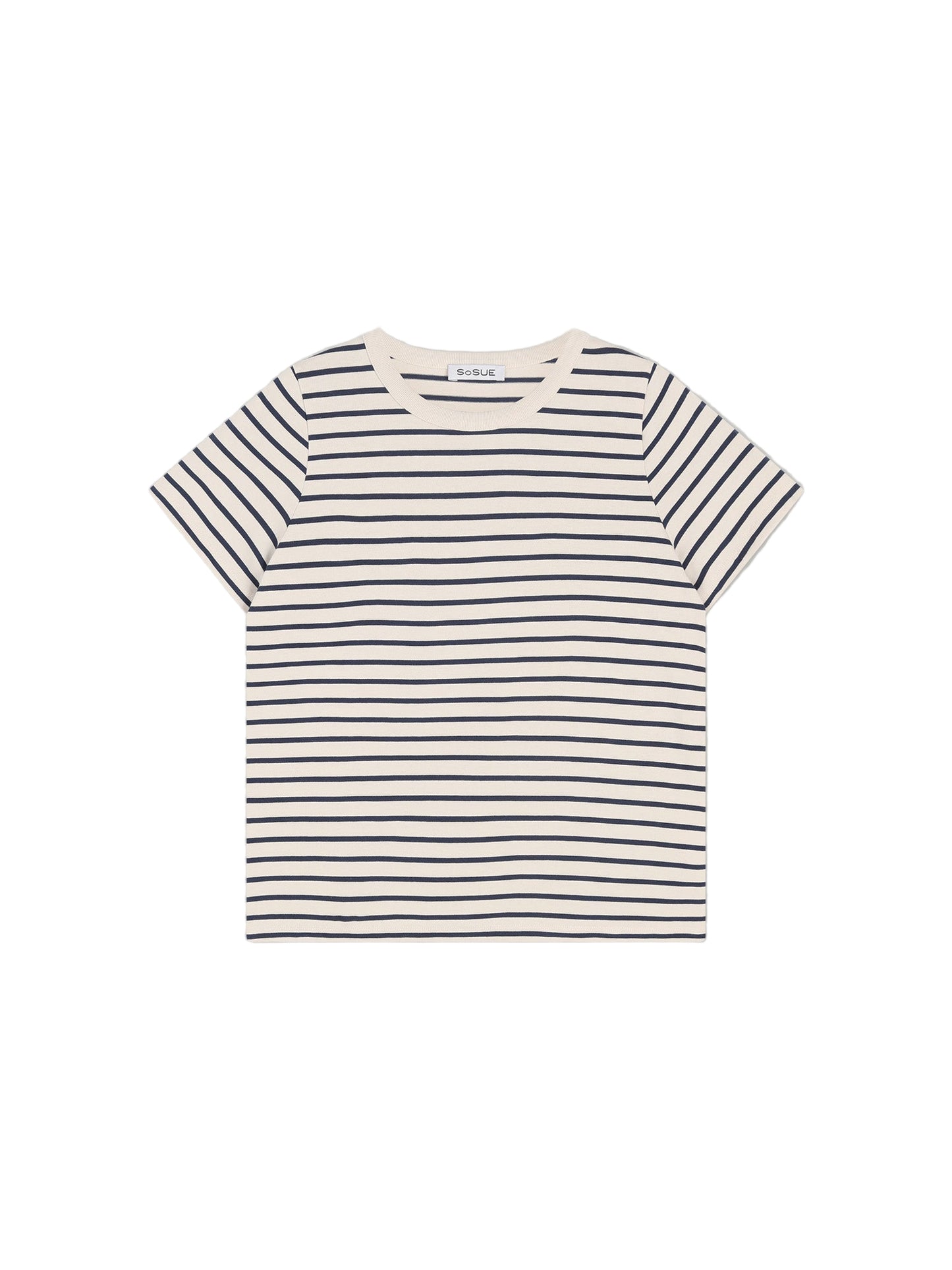 Das T-Shirt Stripes Blue ist ein kurzärmeliges, weißes Damenshirt mit marineblauen Querstreifen, das flach auf einem hellgrauen Hintergrund liegt.