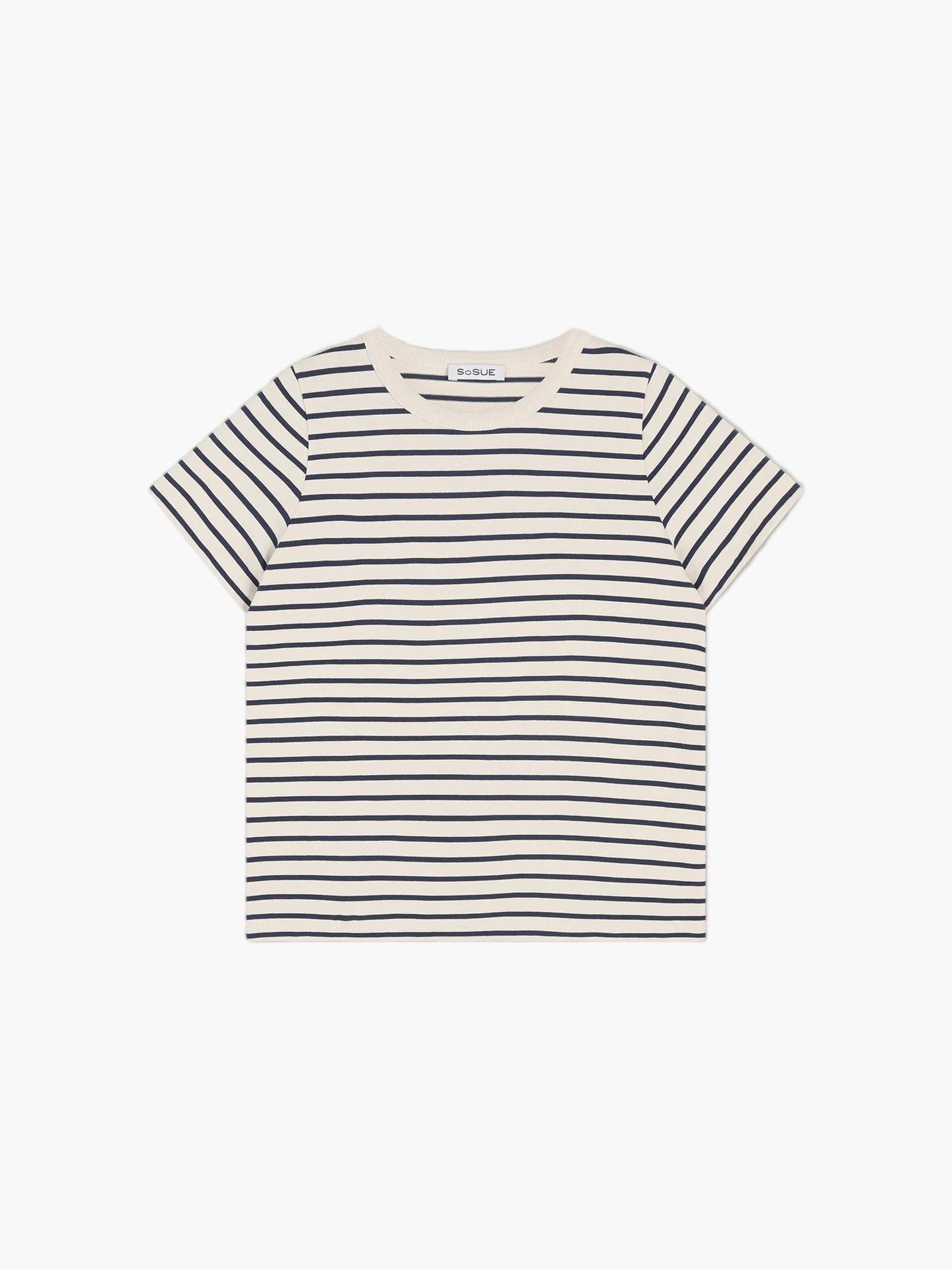 Das T-Shirt Stripes Blue ist ein kurzärmeliges, cremefarbenes Damen-T-Shirt mit dünnen, horizontalen, marineblauen Streifen auf weißem Hintergrund.