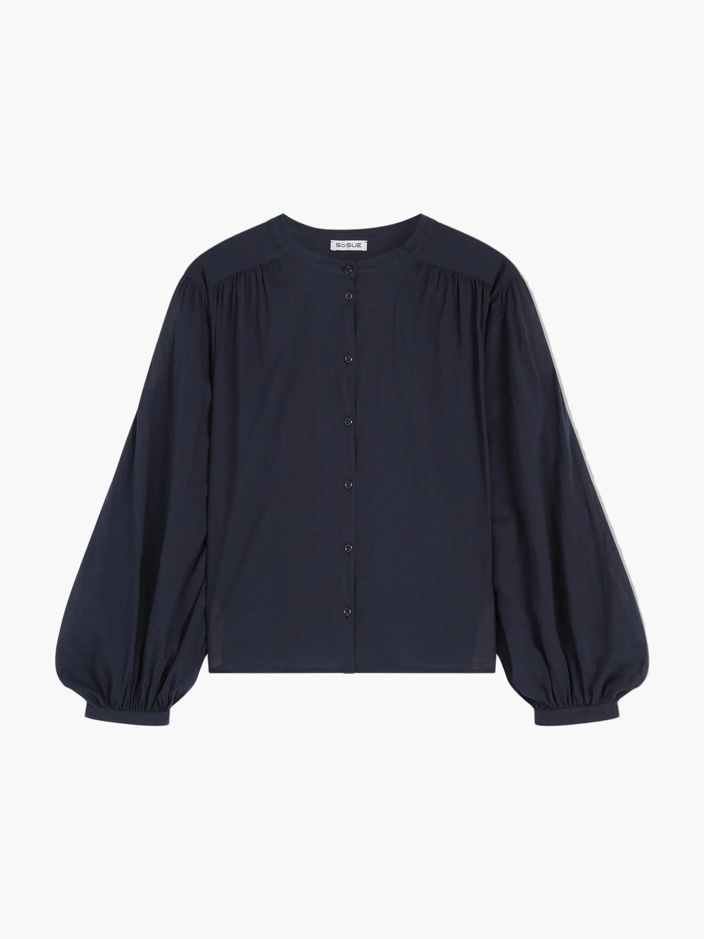 Die Bluse Bella Navy ist eine marineblaue, langärmelige Baumwollbluse mit Rundhalsausschnitt, Button-Down-Front und stilvollen Ballonärmeln - eine elegante Damen Dunkelblau Bluse in Übergröße, die sich für jeden Anlass eignet.