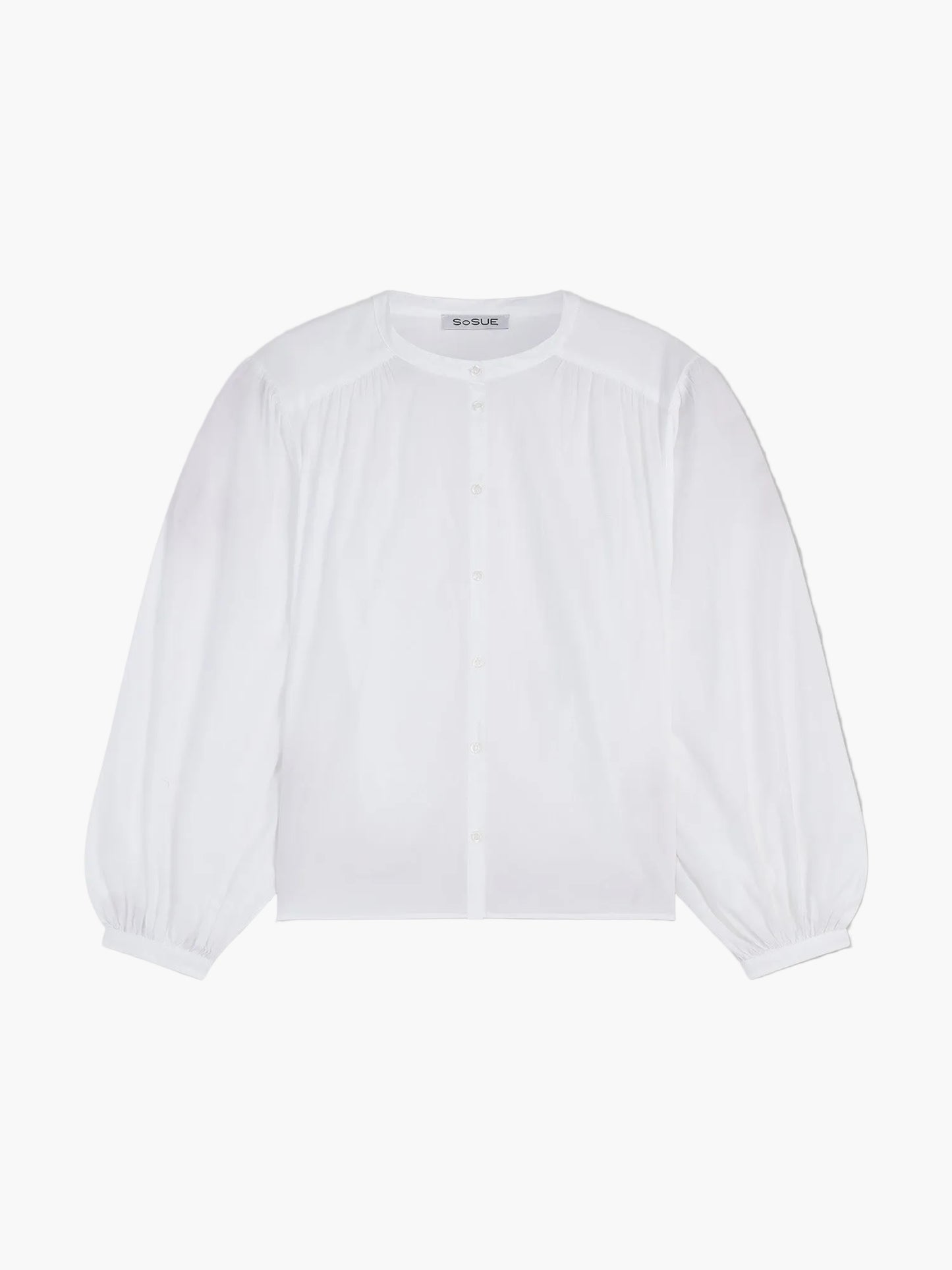 Das Bluse Bella White hat lange Ärmel, einen Rundhalsausschnitt und dezente Raffungen an den Schultern und Manschetten, die auf einem unifarbenen Hintergrund zu sehen sind.