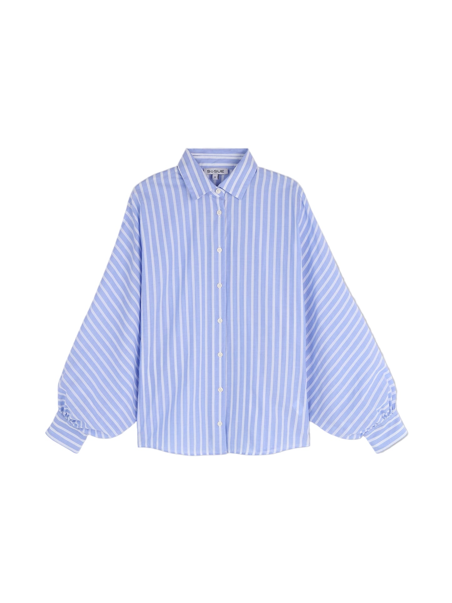 Die Bluse Antonia Slim Soft Stripes zeigt sich in Blau-Weiß mit vertikalen Streifen, langem Arm, spitzem Kragen und lockeren gerafften Manschetten - moderner Look vor schlichtgrauem Hintergrund.