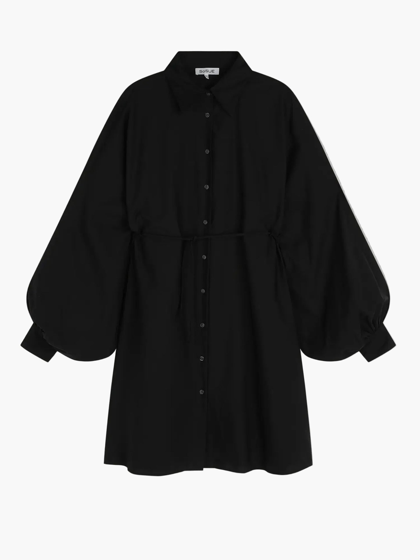 Das Dress Antonia Dress Vol. 2 Black hat eine feminine Silhouette, lange, weite, ikonische Antonia-Ärmel, einen spitzen Kragen und einen Kordelzug in der Taille. Ausgestellt auf weißem Hintergrund.