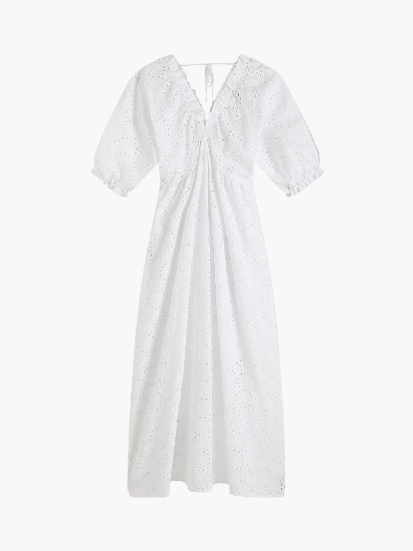 Das Kleid Lace White ist ein knielanges, weißes Sommerkleid mit kurzen Puffärmeln, V-Ausschnitt, zarter Ösenstickerei und einem Bindeband im Nacken - perfekt für sonnige Tage.