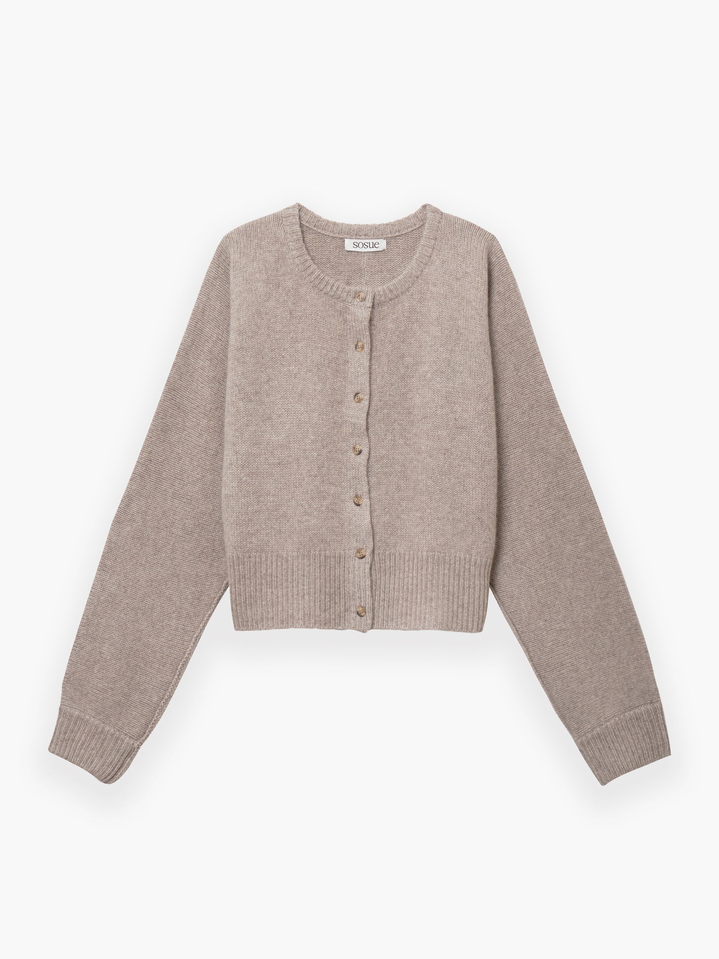 Die Jacke Cashmere Beige ist eine hellbeige, langärmelige, kurz geschnittene Strickjacke mit Rundhalsausschnitt und gerippten Bündchen und Saum, die flach auf weißem Grund liegt.