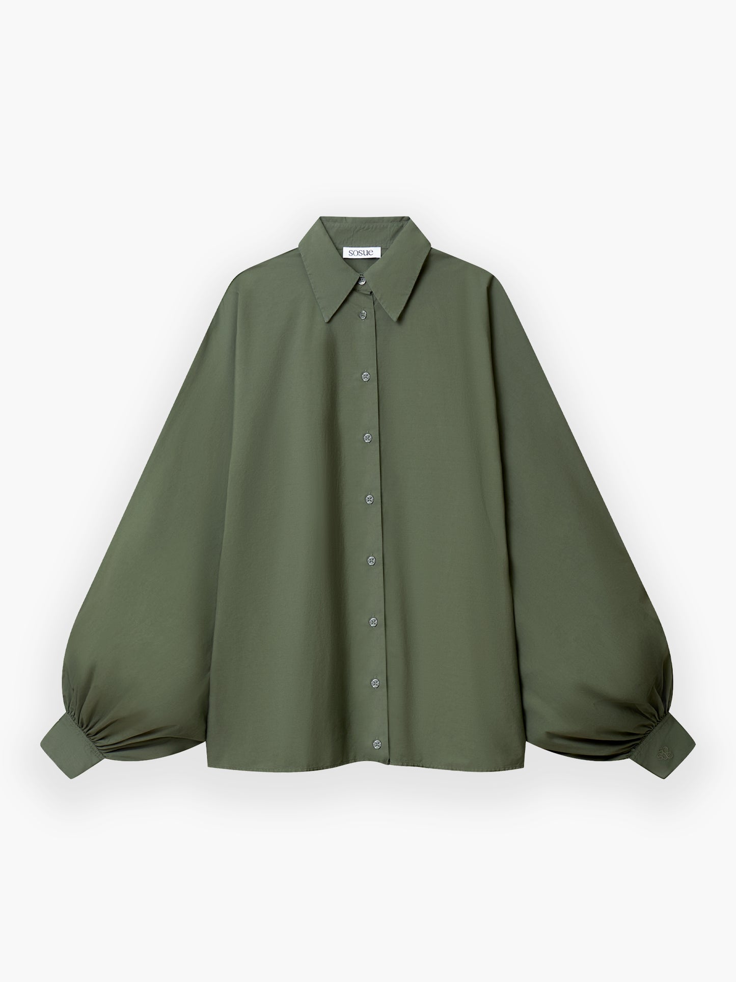 Die Antonia Cotton Olive ist eine locker sitzende, langärmelige Bluse aus olivgrüner Baumwolle mit spitzem Kragen und Puffärmeln, die an den Manschetten geschlossen werden. Sie ist flach auf weißem Grund abgebildet.