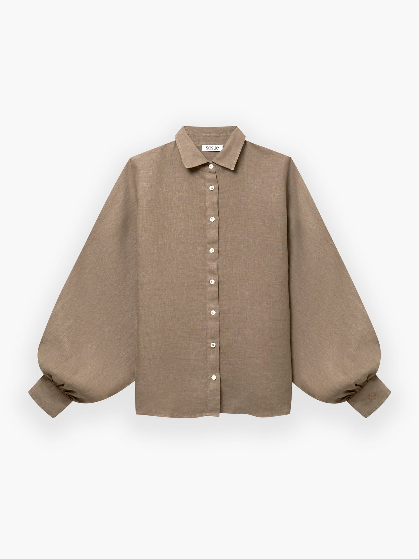 Die Bluse Antonia Slim Linen Soft Brown ist eine hellbraune Leinenbluse mit langen Ballonärmeln, spitzem Kragen, geknöpften Manschetten und übergroßer Passform, abgebildet auf einem schlichten weißen Hintergrund.