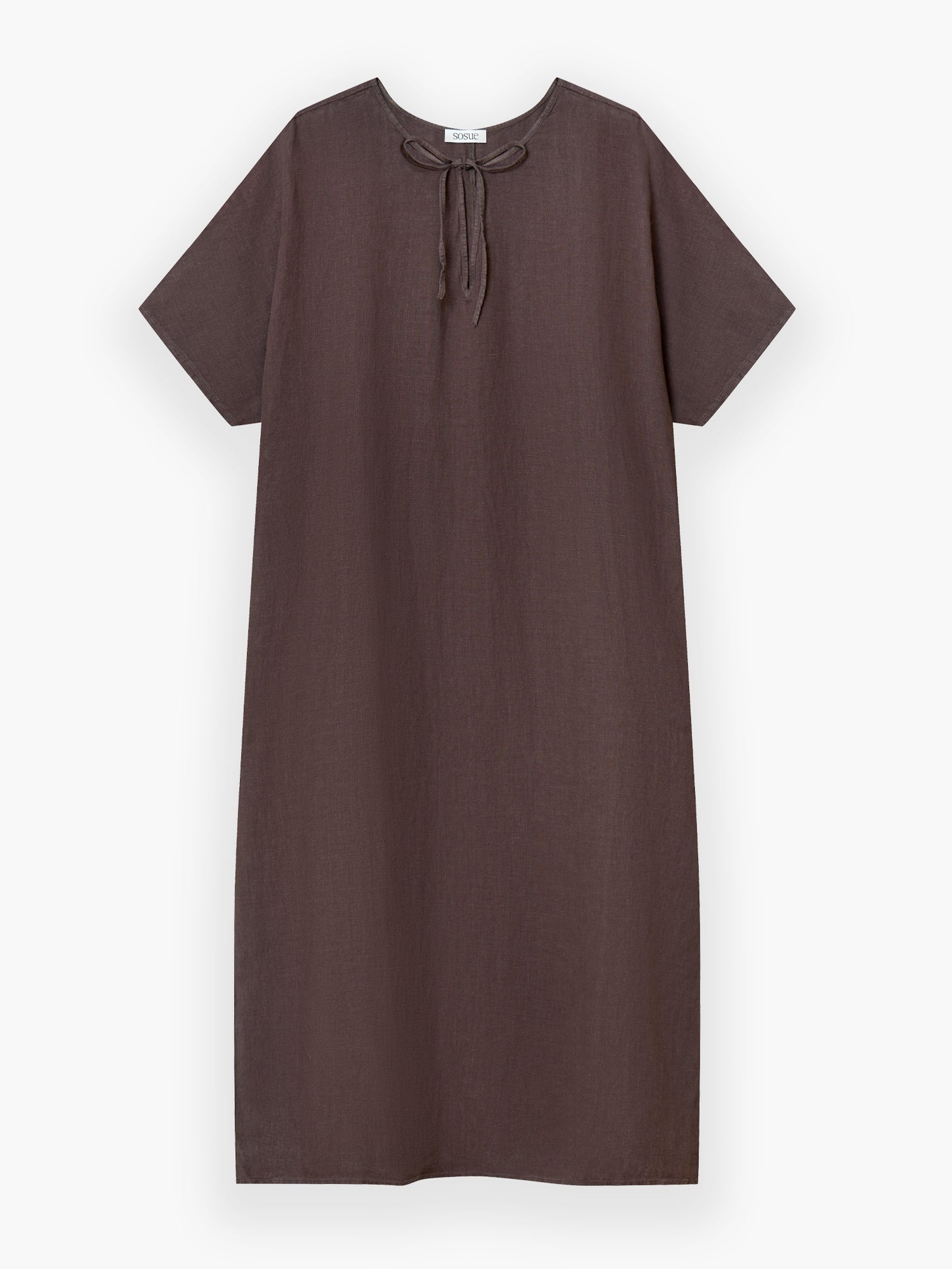Das Kleid Kaftan Leinen Braun ist ein locker sitzendes, kurzärmeliges Leinenkleid für Frauen mit Rundhalsausschnitt und kleinem Bindeband vorne, nachhaltig produziert und auf weißem Hintergrund abgebildet.