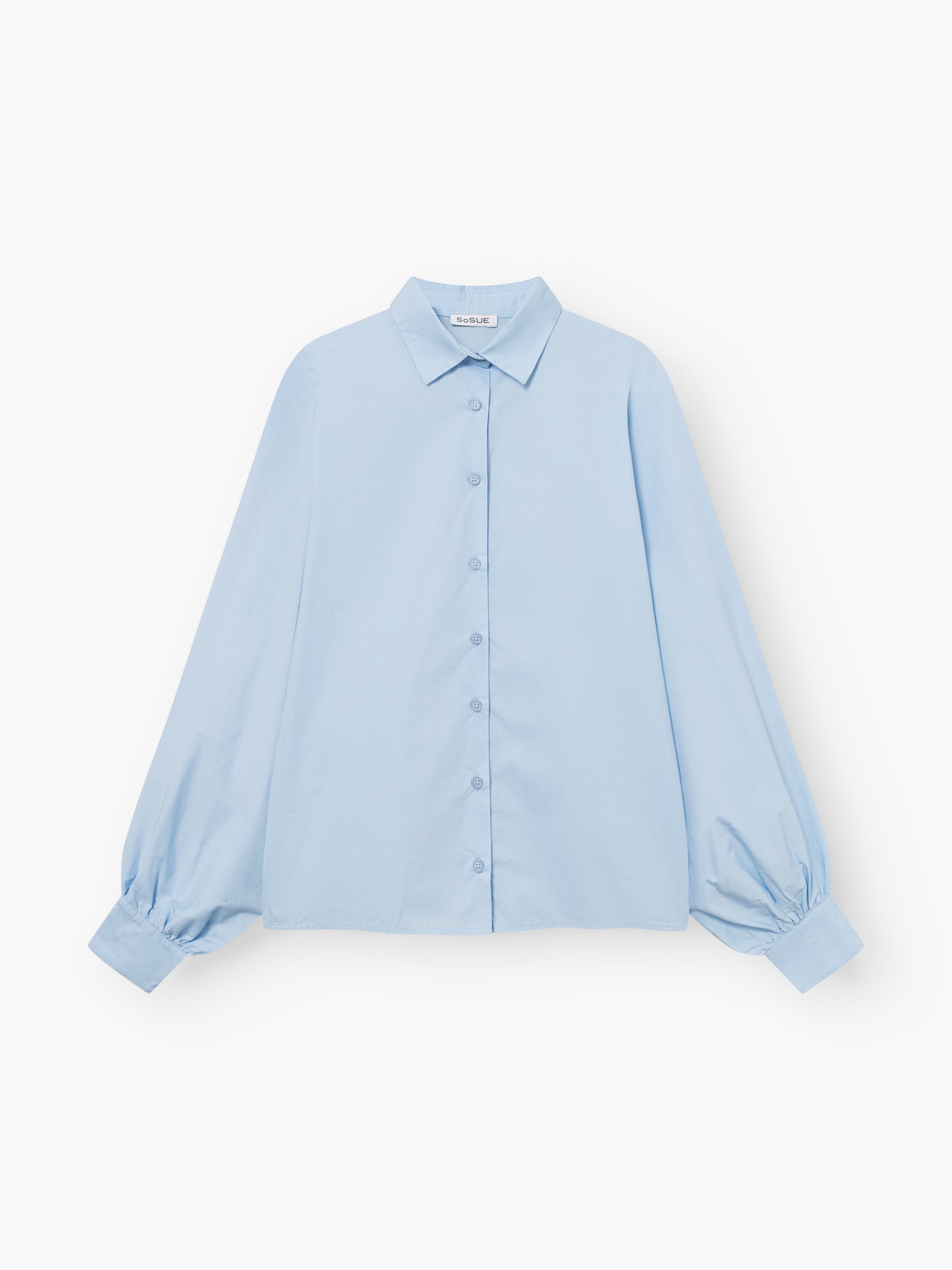 Die Bluse Antonia Slim Light Blue ist eine langärmelige Button-up-Bluse mit spitzem Kragen und lockeren, weiten Ärmeln, die auf einem einfarbig weißen Hintergrund gezeigt wird.