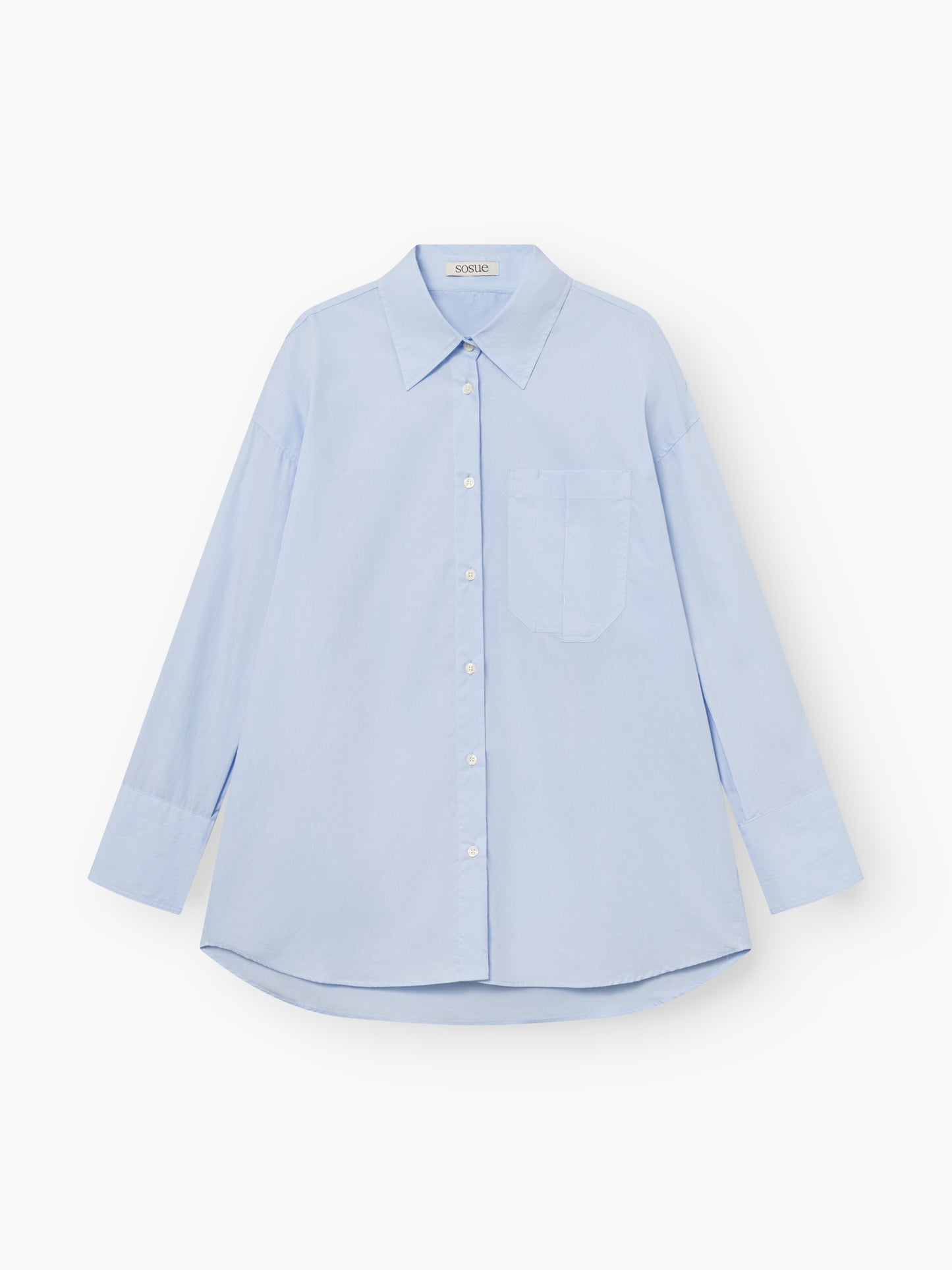 Bluse Boyfriend Hellblau: langärmelige, locker geschnittene Bluse mit spitzem Kragen und Brusttasche. Hergestellt aus 100% Baumwolle in Portugal, auf weißem Grund.