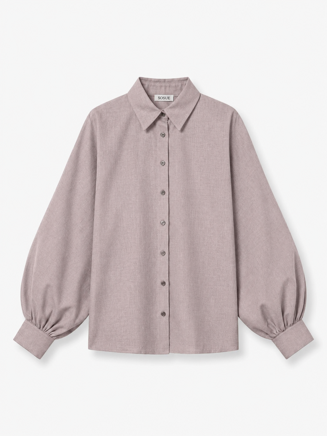 Eine taupefarbene, langärmelige Damenbluse mit Knopfleiste, spitzem Kragen und gerafften Ärmelbündchen, flach auf weißem Hintergrund präsentiert. Diese Bluse „Antonia Slim Flannel Taupe“ ist aus hochwertigem Flanell gefertigt und bietet höchsten Tragekomfort und Stil.