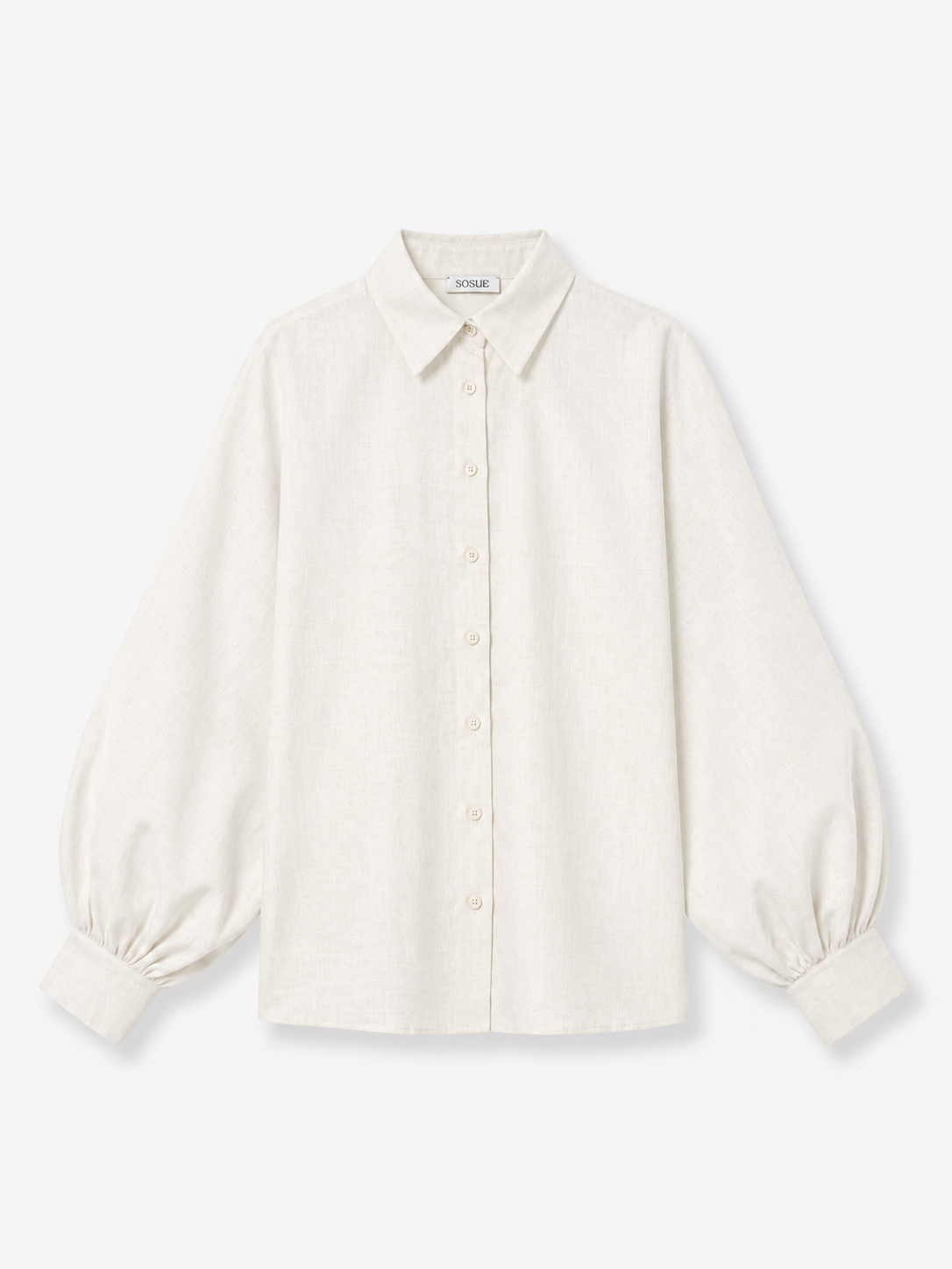 Die Bluse „Antonia Slim Flannel Offwhite“ ist ein langärmeliges, cremefarbenes Hemd aus hochwertiger Baumwolle mit klassischem Kragen, breiten Manschetten und leicht gepufften Ärmeln, flach auf einem weißen Hintergrund liegend.