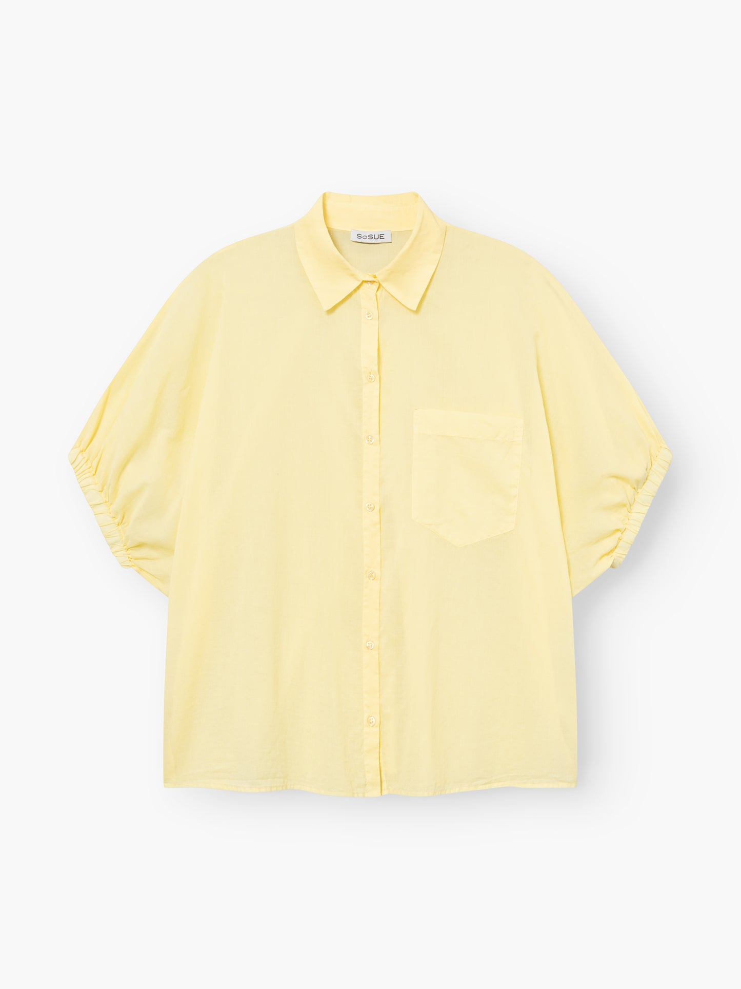 Das Cowboy Collar Voile Yellow ist ein hellgelbes, kurzärmeliges Button-up-Hemd mit Brusttasche und klassischem Kragen, das auf einem schlichten weißen Hintergrund abgebildet ist.