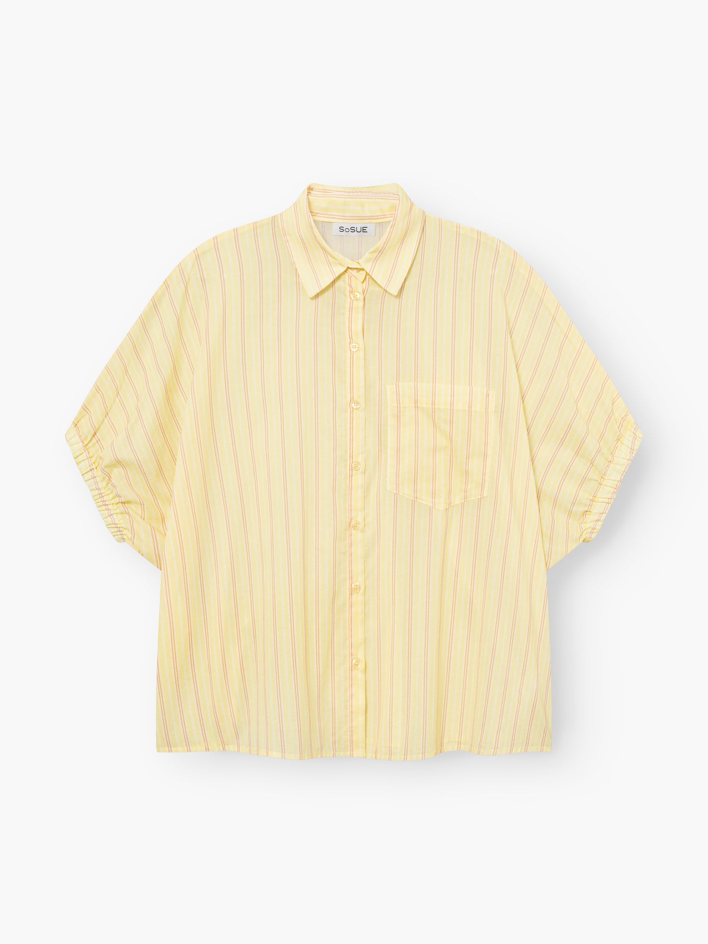 Das Cowboy Collar Voile Yellow Stripes ist ein locker sitzendes, kurzärmeliges Button-up-Hemd mit Kragen, hellgelbem Grundton, dünnen pastellfarbenen Streifen, einer Brusttasche und entspanntem Freizeitstil.