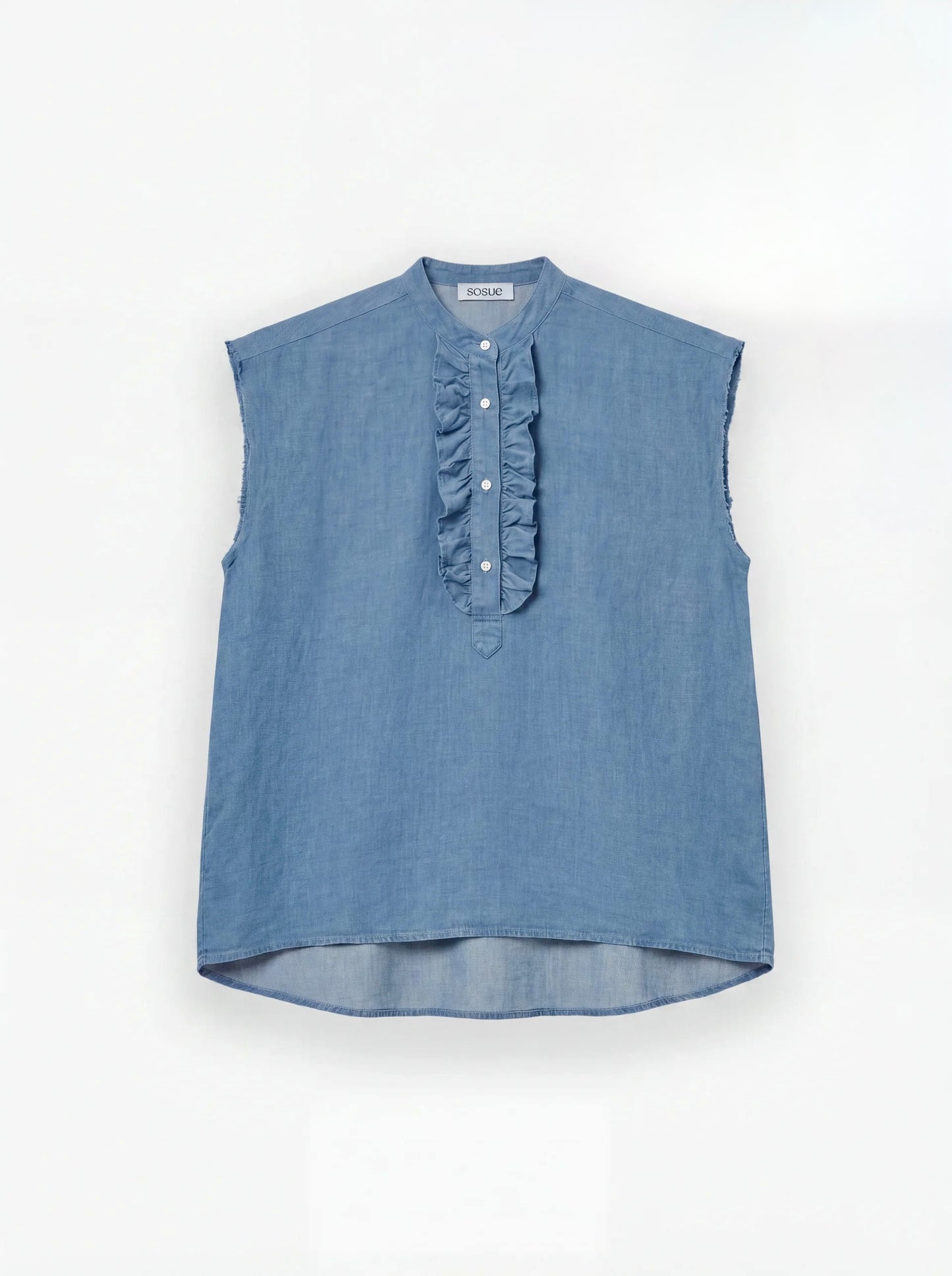 Die Barcelona Vol 1 Denim ist eine ärmellose Bluse aus leichtem Denim mit Mandarinenkragen, geraffter Knopfleiste, lockerer Passform und leicht geschwungenem Saum.