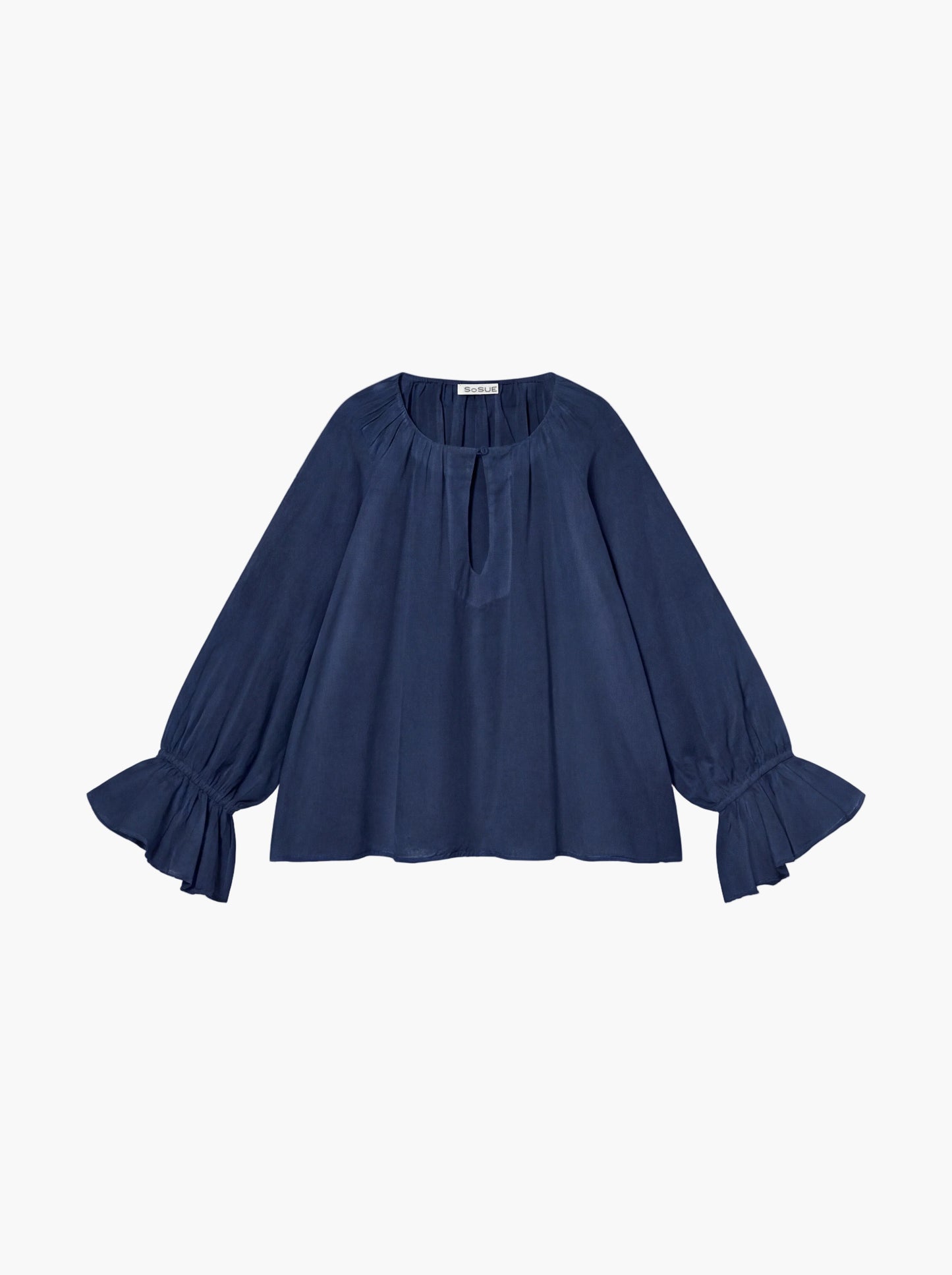 Die Bluse Carmen Navy aus weichem Baumwoll-Voile mit langen Ärmeln, lockerer Passform, gerafftem Ausschnitt, Schlüssellochöffnung und gerüschten Manschetten eignet sich perfekt für sommerliche Outfits und ist hier auf einem schlichten weißen Hintergrund zu sehen.