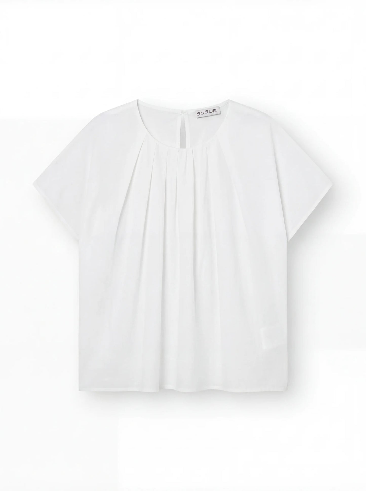 Die Bluse Tulip White hat kurze Ärmel, einen Rundhalsausschnitt, Falten auf der Vorderseite und eine lockere, kastenförmige Passform, die vor einem einfarbig weißen Hintergrund gezeigt wird.