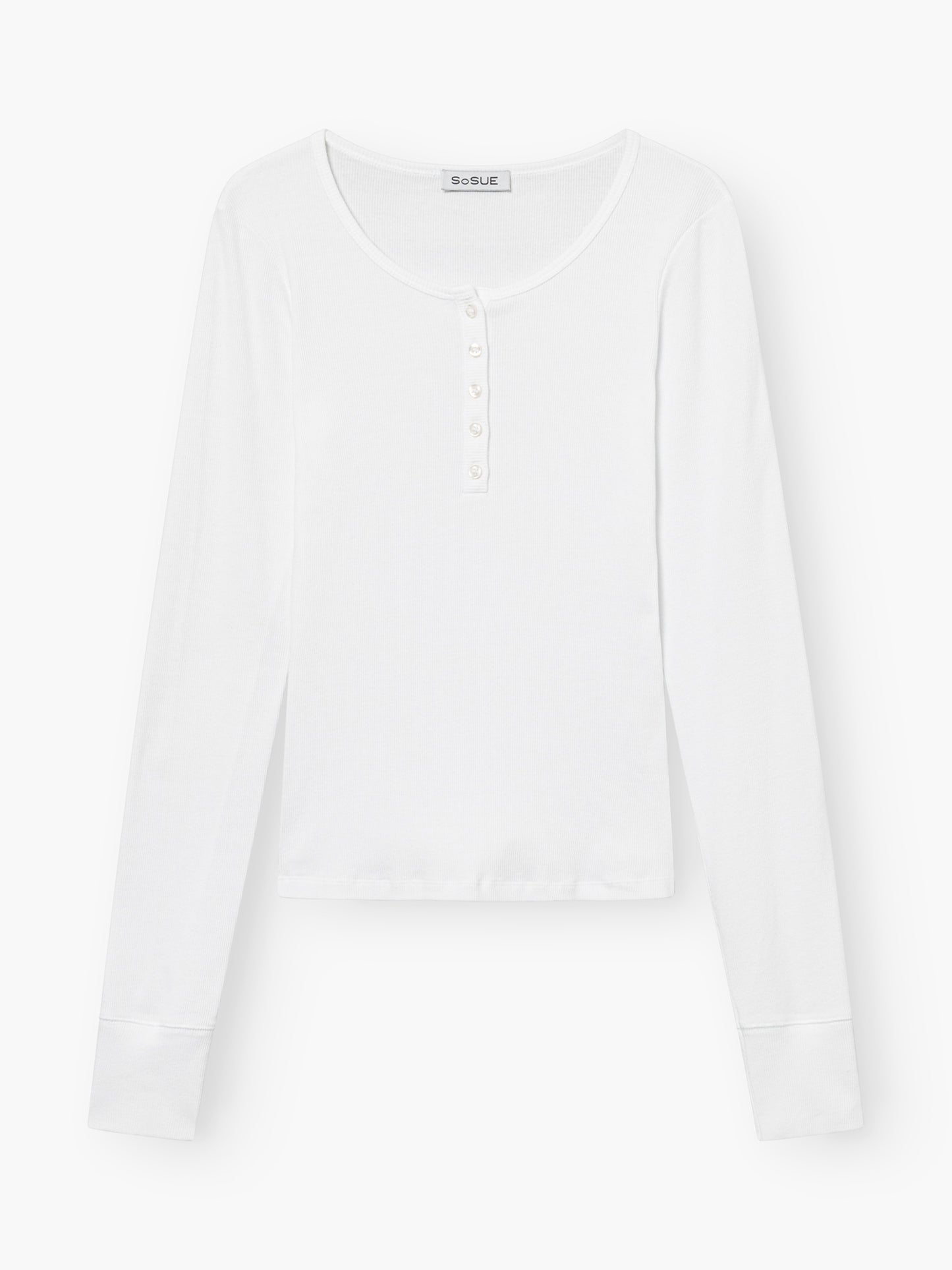 Ein weißes Hemd mit langen Ärmeln und Knopfleiste aus Kaschmir mit Rundhalsausschnitt und kurzer Knopfleiste auf weißem Hintergrund.