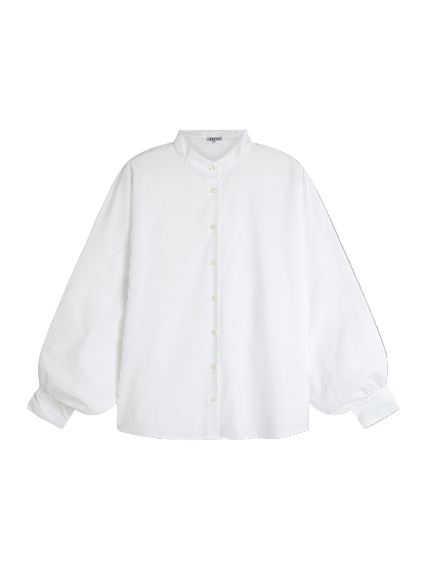 Das Bluse Antonia Slim Chinese White zeichnet sich durch lange, leicht gepuffte Ärmel und einen kleinen Stehkragen aus und ist auf einem hellgrauen Hintergrund zu sehen.