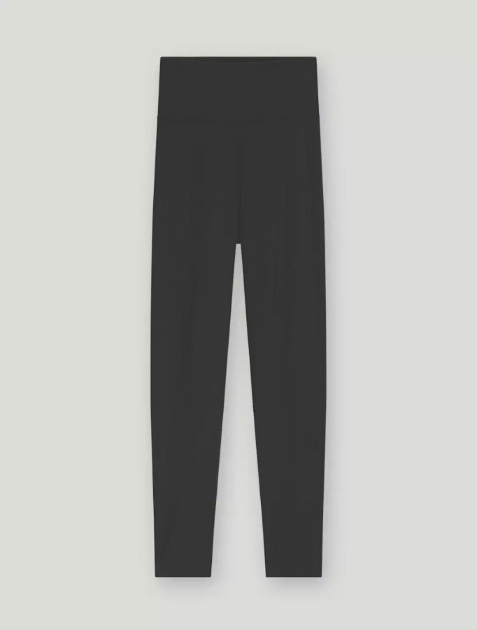 Die Hose Leggings Grey-80% Recycled liegt flach auf einem hellgrauen Hintergrund und hat ein einfaches, nahtloses Design ohne sichtbare Logos oder Muster.