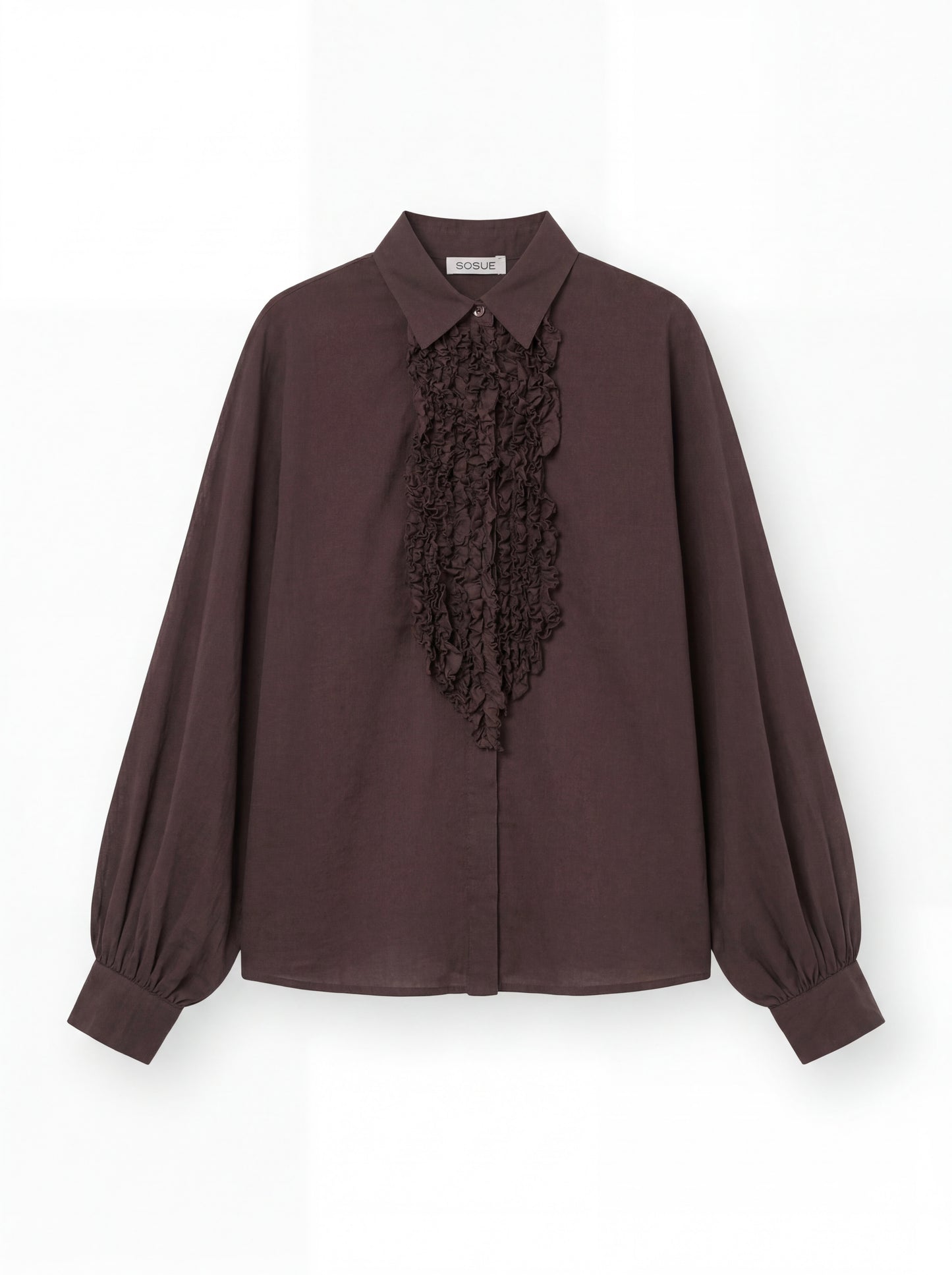 Die Antonia Slim Ruffle Brown ist eine langärmelige, dunkelbraune Bluse mit spitzem Kragen, gerafften Manschetten und Rüschen auf der Vorderseite, die auf weißem Hintergrund abgebildet ist.