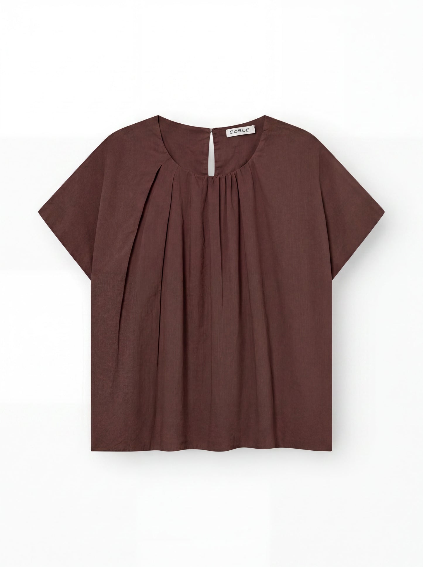 Bluse Tulip Braun: Kurzärmelige braune Bluse für Damen mit Rundhalsausschnitt, plissierter Vorderseite und Schlüsselloch auf der Rückseite. Diese luftige Baumwollbluse ist auf weißem Hintergrund abgebildet.