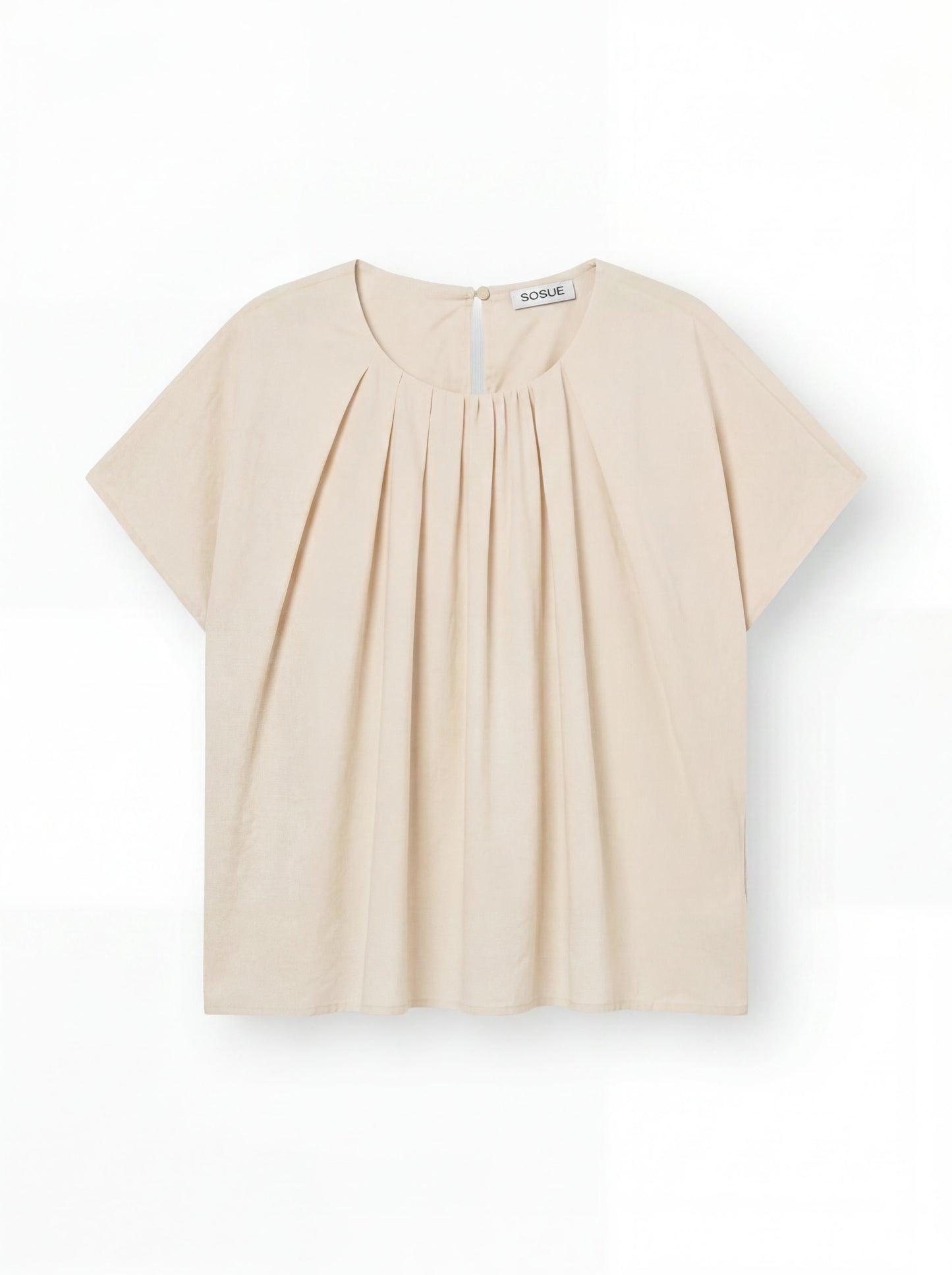 Die Bluse Tulip Sand ist eine hellbeige Damenbluse mit kurzen Ärmeln, plissierter Vorderseite, Rundhalsausschnitt und kleinem Rückenknopf. Sie ist aus luftiger Baumwolle gefertigt und bietet ein weiches, leichtes Tragegefühl für mühelosen Komfort.