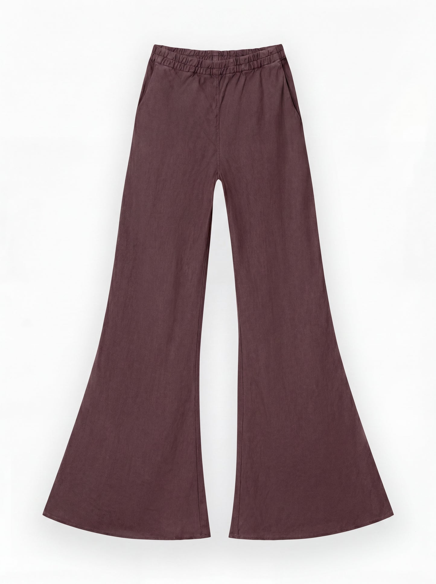 Weite, hochtaillierte Hose Joana Brown in unifarbenem, dunklem Mauve, mit elastischem Bund und ausgestellter Hose, flach auf weißem Grund.