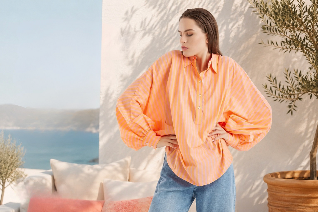 Frau trägt SOSUE Baumwoll Voile Bluse im Sommer 2026 - effortless chic