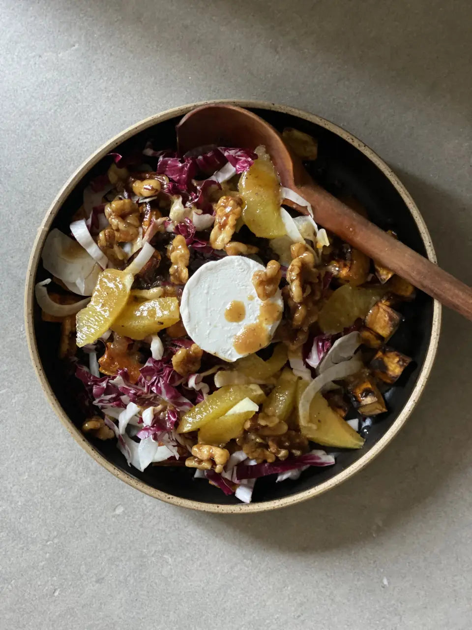 Rezept des Monats: Warmer Herbstsalat mit Belugalinsen und Ziegenkäse