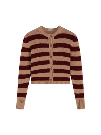 Die Jacke Stripe Burgundy Stripe ist eine langärmelige, taillierte Strickjacke mit horizontalen braunen und beigen Streifen, Knöpfen vorne und gerippten Bündchen und Saum. Hergestellt in Italien aus weicher Merinowolle für Komfort.