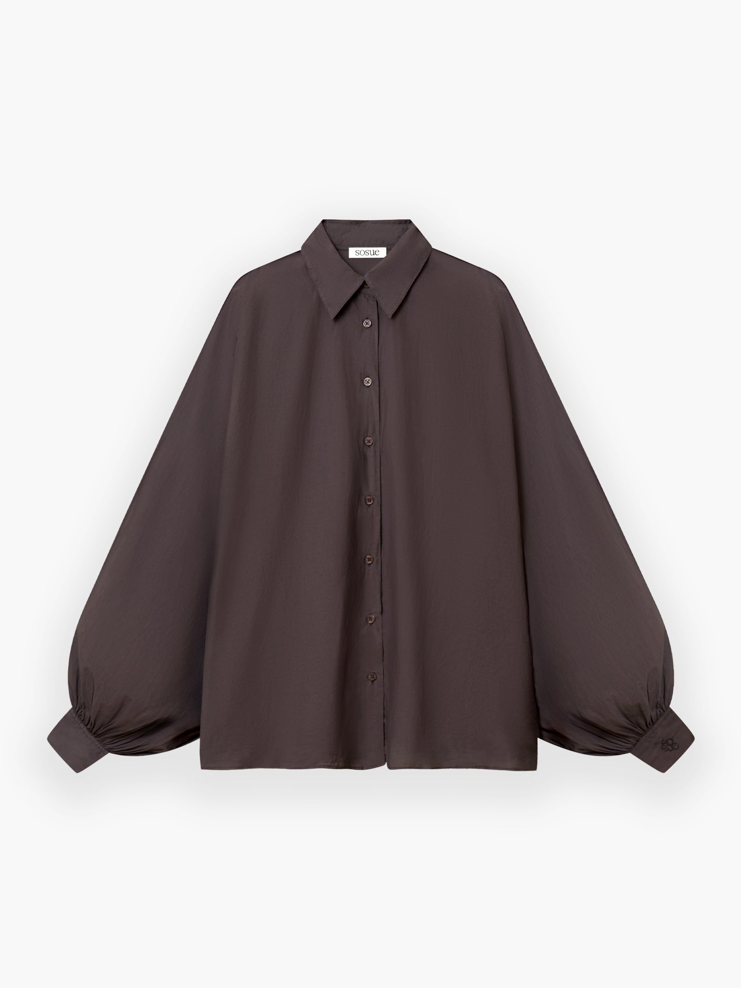 Die Bluse Antonia Voile Brown hat einen spitzen Kragen, eine geknöpfte Vorderseite und voluminöse Ballonärmel mit gerafften Manschetten. Dieses elegante Oberteil in Einheitsgröße ist in Dunkelbraun auf einem schlichten weißen Hintergrund gehalten - perfekt für jeden Anlass.