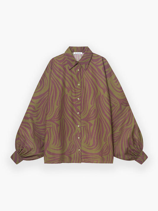 Das Antonia Voile Zebra Olive ist ein locker sitzendes, langärmeliges Button-up-Hemd mit abstraktem Wellenmuster in Grün und Braun, weiten Puffärmeln, die an den Manschetten gerafft sind, und einem spitzen Kragen.