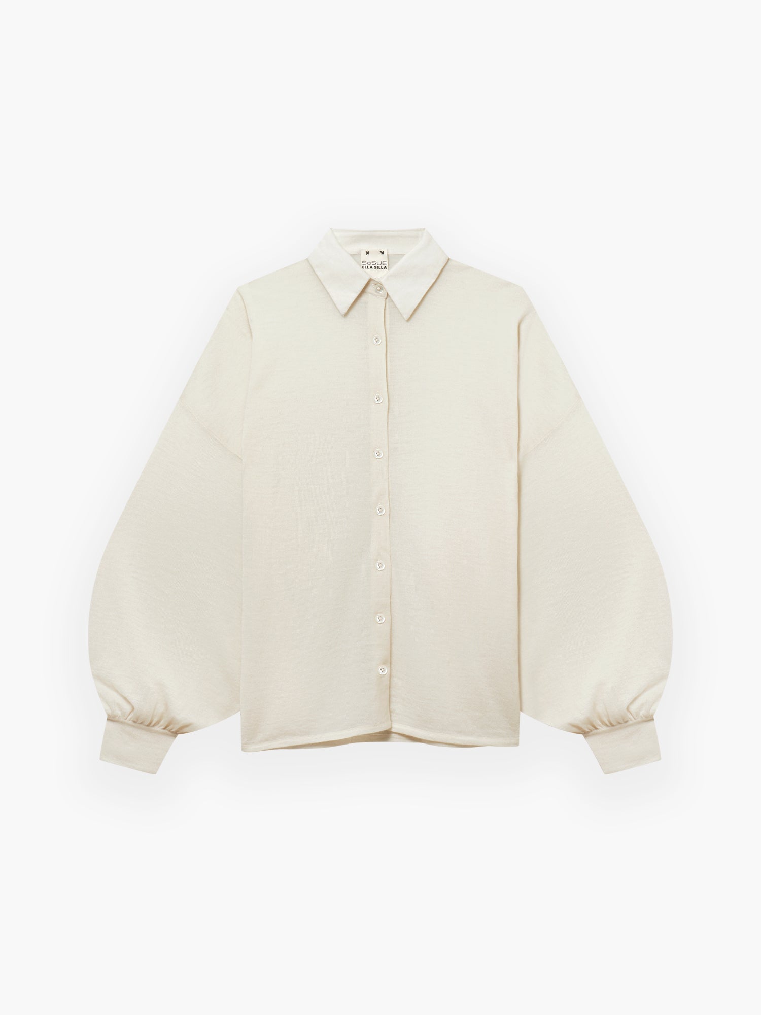 Das Bluse Antonia Cashmere Ecru One Size von Ella Silla x SOSUE ist ein cremefarbenes, langärmeliges Oberteil mit spitzem Kragen und weiten, leicht gepufften Ärmeln, die an den Manschetten gerafft sind, auf einem schlichten weißen Hintergrund.