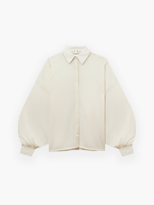 Das Bluse Antonia Cashmere Ecru One Size von Ella Silla x SOSUE ist ein cremefarbenes, langärmeliges Oberteil mit spitzem Kragen und weiten, leicht gepufften Ärmeln, die an den Manschetten gerafft sind, auf einem schlichten weißen Hintergrund.