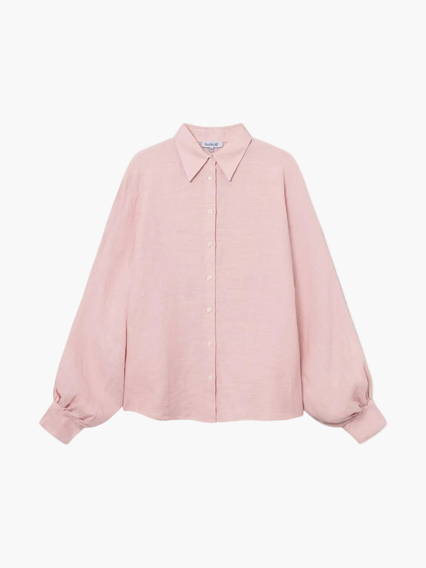 Die Antonia Slim Linen Blush hat lange, weite Ärmel und einen spitzen Kragen. Die Bluse ist aus leichtem, strukturiertem Leinen in Hellrosa gefertigt und bietet einen entspannten, luftigen Look.