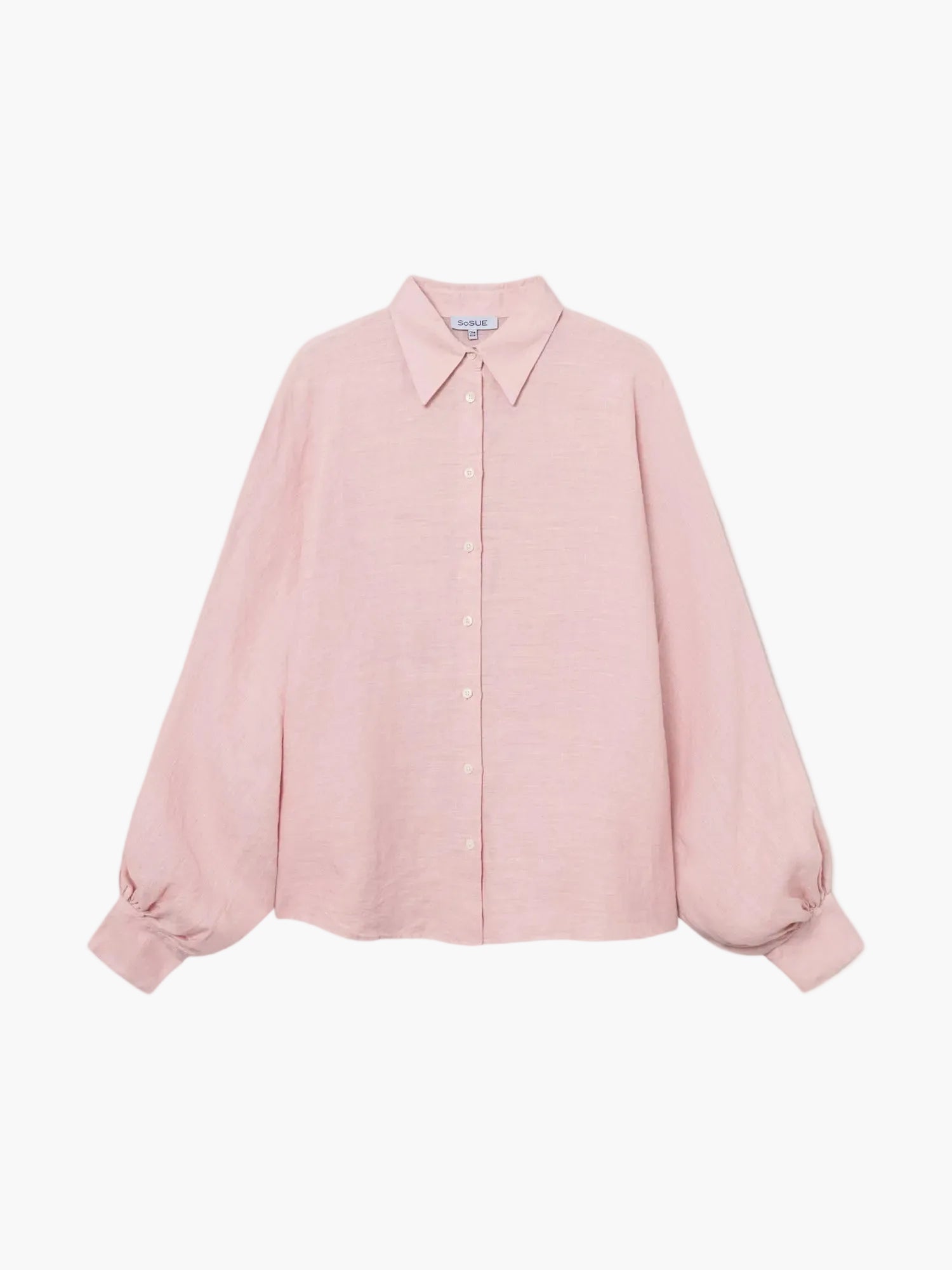 Die Antonia Slim Linen Blush hat lange, weite Ärmel und einen spitzen Kragen. Die Bluse ist aus leichtem, strukturiertem Leinen in Hellrosa gefertigt und bietet einen entspannten, luftigen Look.