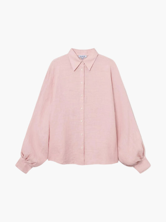 Bluse Antonia Leinen Blush: Ein hellrosa, langärmeliges Button-up mit spitzem Kragen und Manschettenärmeln aus leichtem Leinen. Der leicht strukturierte Stoff sorgt für eine entspannte, lockere Passform. Erhältlich in Einheitsgröße für ein vielseitiges Styling.