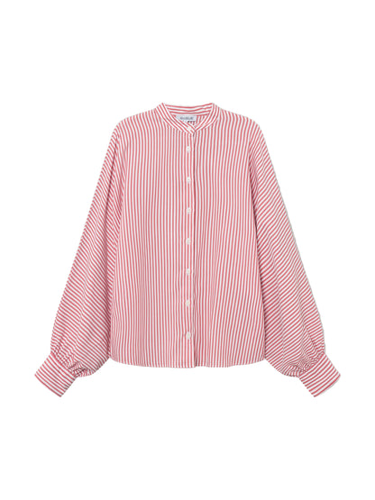 Die Bluse Antonia Slim Chinese Collar ist eine langärmelige, rot-weiß gestreifte Bluse mit geknöpfter Vorderseite, Stehkragen und gerafften Manschetten auf einfarbig hellgrauem Grund.