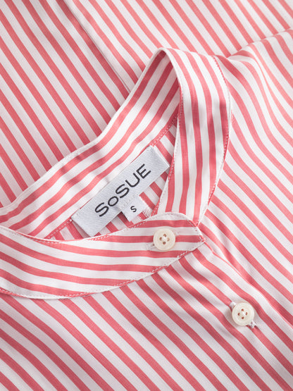 Nahaufnahme des Bluse Antonia Slim Chinese Collar mit roten und weißen Streifen, Knöpfen, einem sichtbaren SOSUE-Markenetikett und einem kleinen S-Größenschild im Kragen.