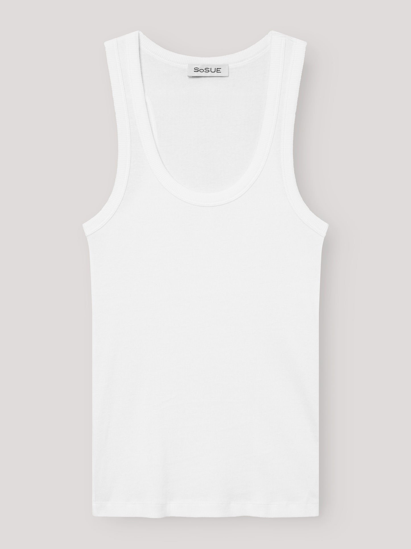 Ein schlichtes weißes Tank Top Rip White mit Rundhalsausschnitt wird flach vor einem hellgrauen Hintergrund präsentiert. Auf dem Etikett im Nacken steht SoSUE-ideal für Fans von nachhaltiger Mode Damen.